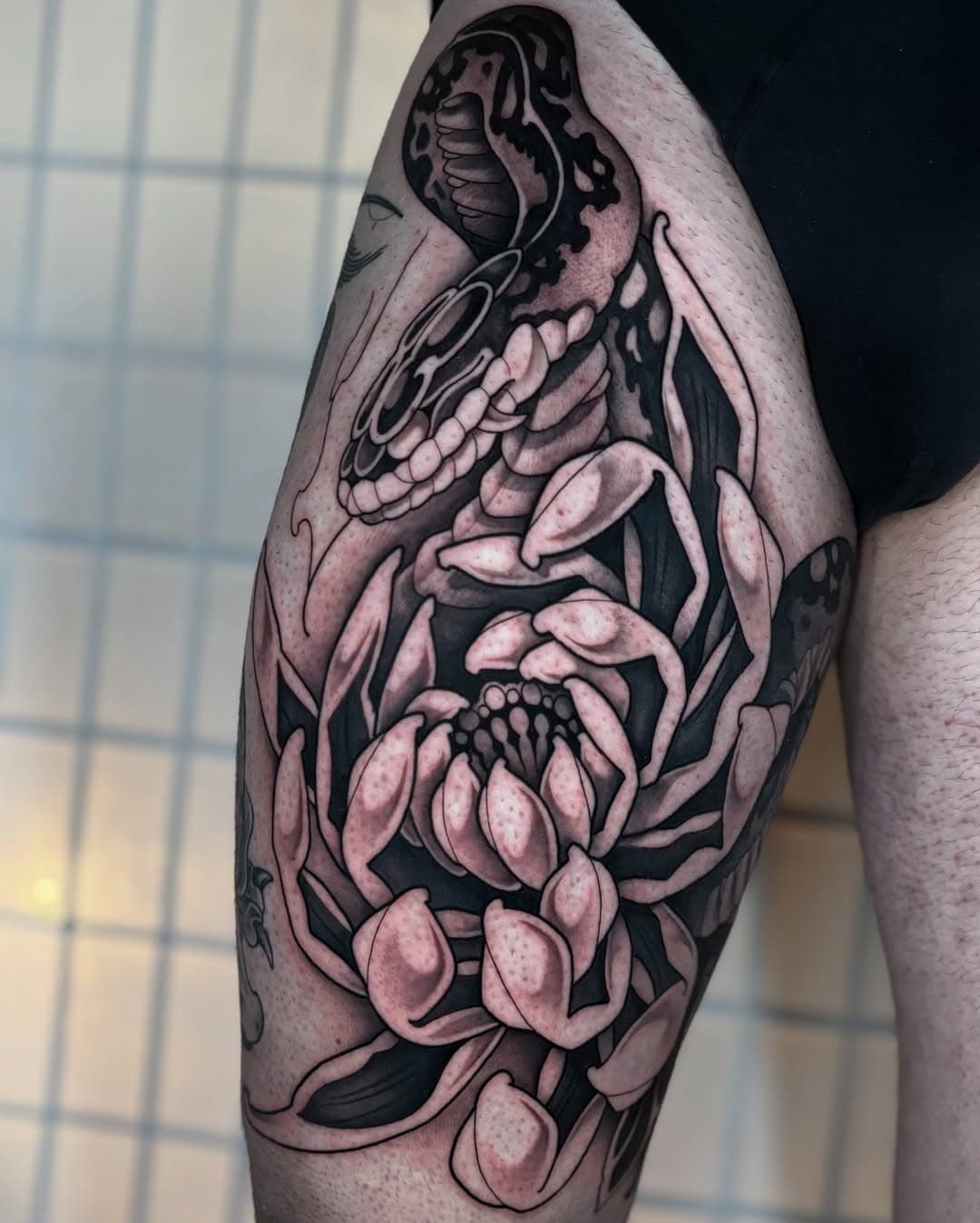 Mi compañero @di.galgo  me pidio una flor, una serpiente y una calavera,al final le añadí varias y asi quedó el parche! 
Obrigado amigo!

@kwadron INK
@masttattoo.official 
@dragonhawkofficial 

@ensutintaestudio