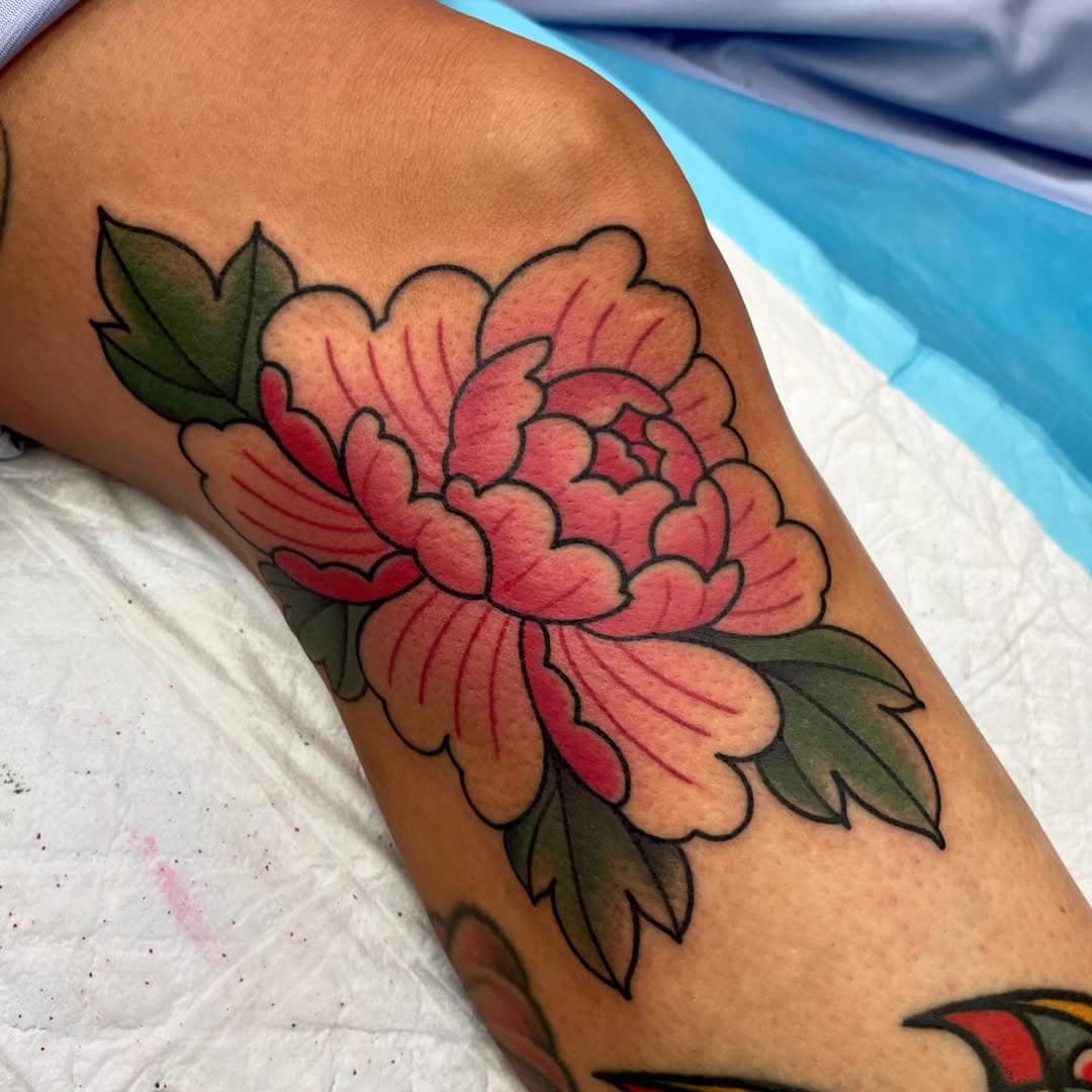 Side of Knee Peony for the lovely @victoriabentley___ 🩷 @tldtattoo