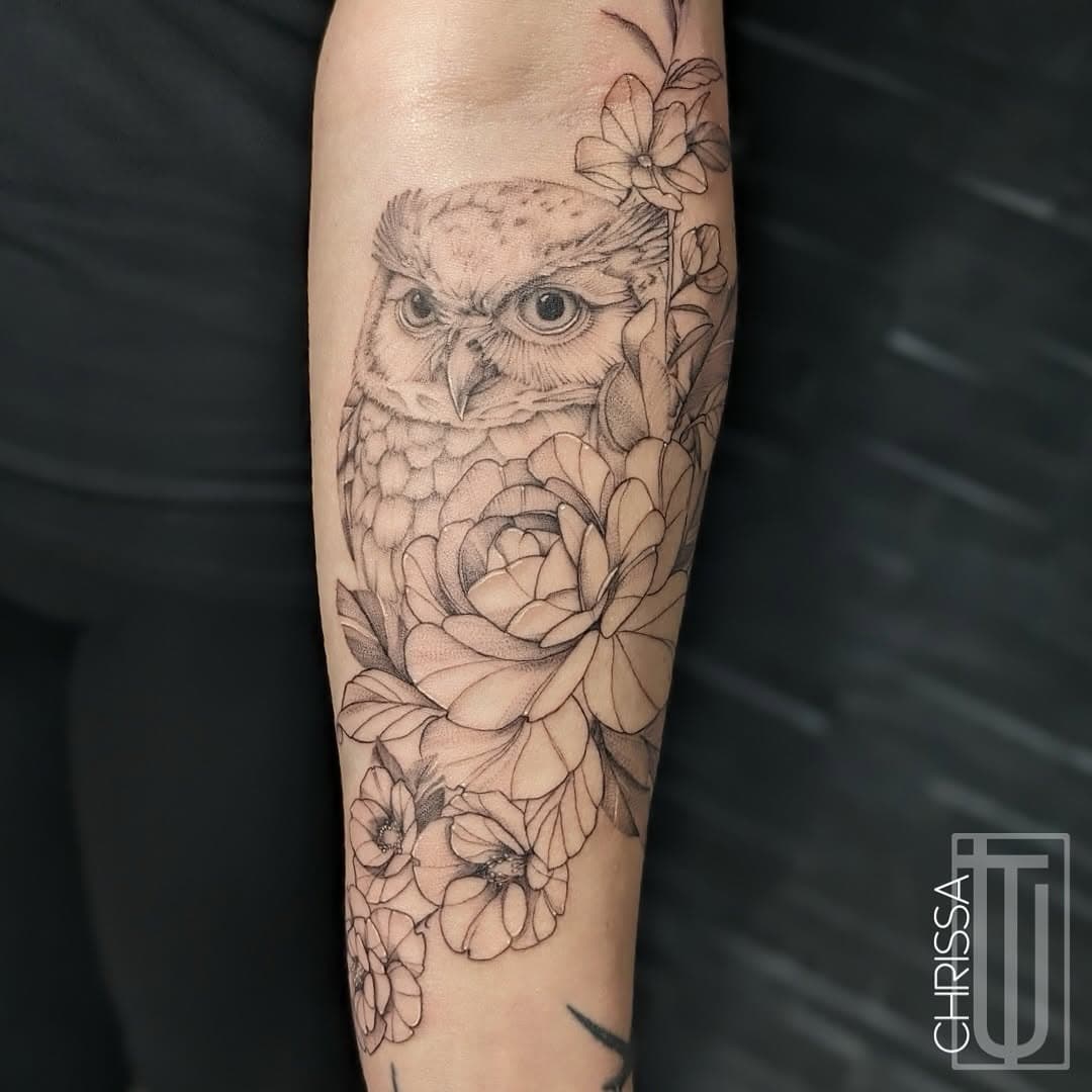 🖤 Eleganz in Schwarz & Grau 🖤
Dieses atemberaubende Tattoo kombiniert die Weisheit der Eule mit der zarten Schönheit von Blumen. Ein Kunstwerk, das Stärke, Intuition und natürliche Harmonie vereint. 🦉🌺

🎨 Künstler: @chrissa.unartig.tattoo 
Wo Leidenschaft und Detailgenauigkeit zusammenkommen.

💬 Was inspiriert euch an dieser Kombination aus Tieren und floralen Elementen? Schreibt es in die Kommentare!

#TattooLover #EuleTattoo #FloralesTattoo #MinimalTattoo #BlackAndGrey #TattooMagazin #TattooInspo #finelinetattoo #finelineart #owltattoo #finelinefloral #finelineflower