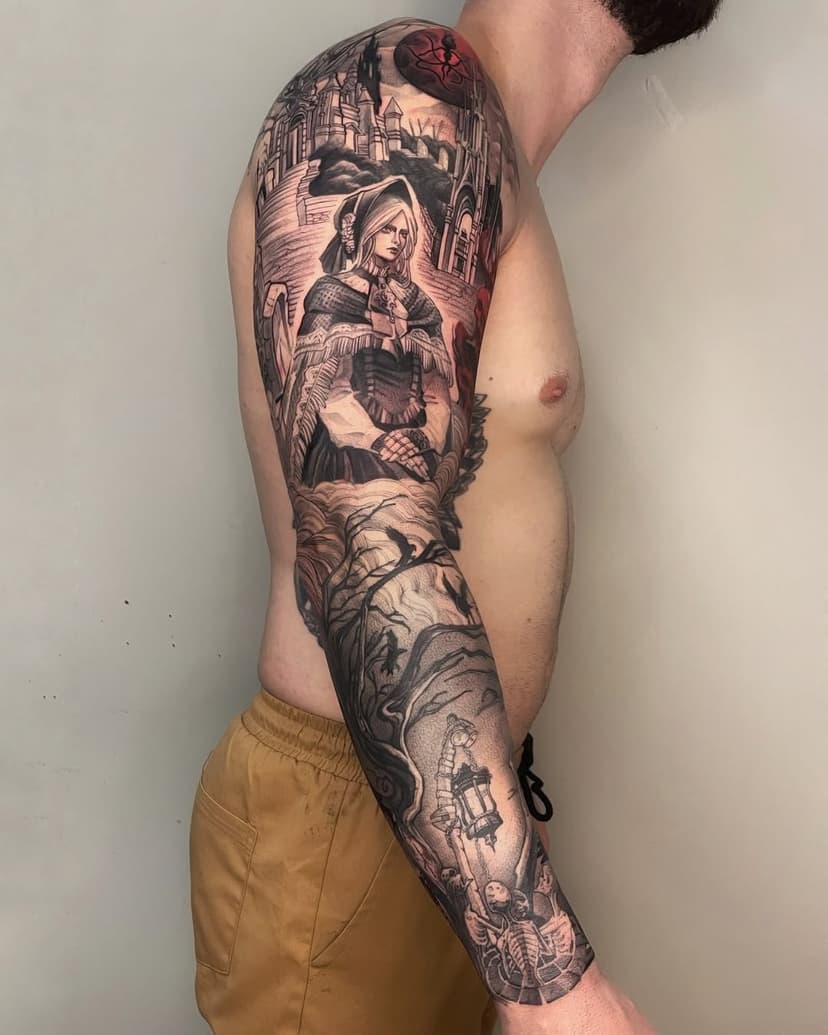 •Bloodborne Sleeve•

“You were by my side, all the time. My true mentor... Moon light that leads me...”

Bora começar o ano com um projeto que estava muito ansioso para terminar. Quem me segue sabe o tanto de carinho que tenho por esse jogo e sempre que tatuo ele relembro cada momento da experiência que foi jogá-lo, quem nunca jogou por favor se aventure nele hehehe 🤗

Esta foi para o brother Lucca que me deu total liberdade e segurou firme e forte no decorrer das sessões, ficamos por 2 semanas fazendo em média de 4 dias seguidos em cafa, foi uma baita experiência, agradeço demais mano! 
___________________________________
A agenda de Fevereiro/ Março está aberta galera, o link para orçamento está na bio do perfil! 
___________________________________
#tattoo #tattoos #anime #manga #black #blackwork #blackworkers #blackworksubmission #blackart #fromsoftware #bloodborne #martyrlogarius #bloodborneart #gamer #gamerink #videogametatts #fromsoftwaregames #ladymaria #videogames #otaku #otome