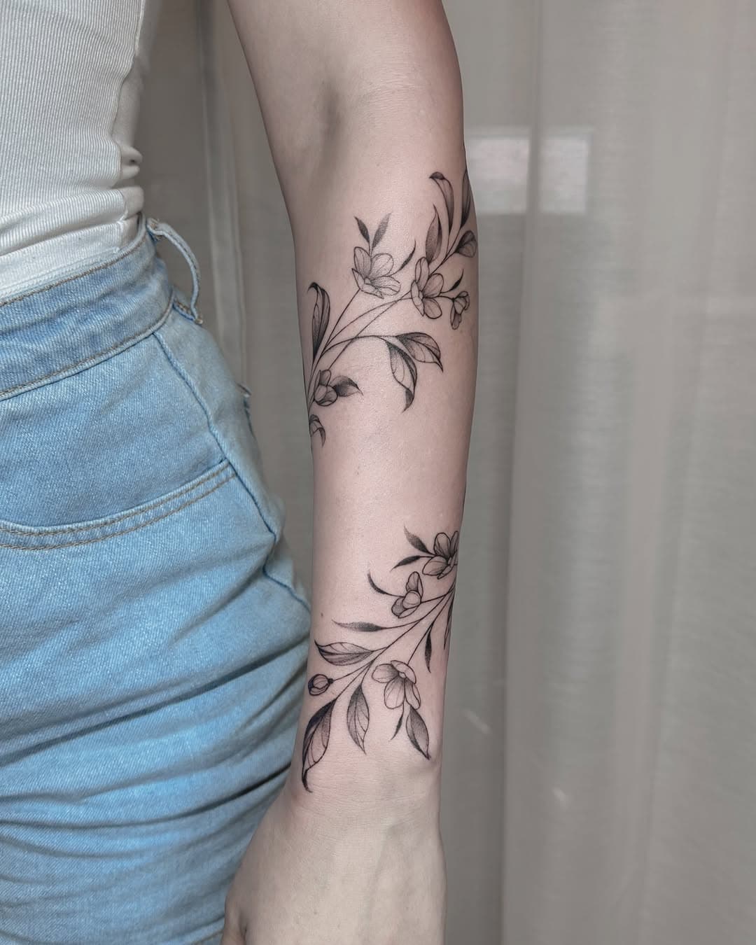 Did someone say ‘vine wrap’?
Here’s one I prepare earlier 😌🌿🌸

@innerbloomtattoo 

Made with
@wjxcartridge 
@peakneedles 

#tattoo #flowertattoo #floraltattoo #vinetattoo #vinewraptattoo #wraparoundtattoo #botanicaltattoo #blossomtattoo #blackandgreytattoo #whipshadingtattoo #whipshading #whipshaded #greywashtattoo #brisbanetattoo #tattooist #tattooartist #tattooartistaustralia #australiantattooartist