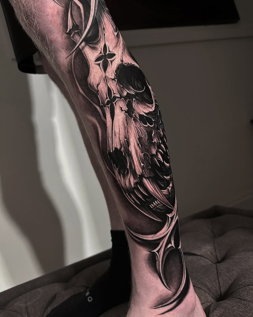 ⚜️ Shots of the @tat2beny ⚔️ #BenyWise #EvilTwin collab ☠️ @oculustattoo ⚜️ check previous post for video 🎥 Swipe for more angles 👉
-
#OculusTattoo #OculusManor #CheyenneTattooEquipment #Collaboration #CollabTattoo #Tattoo #Ink #Art