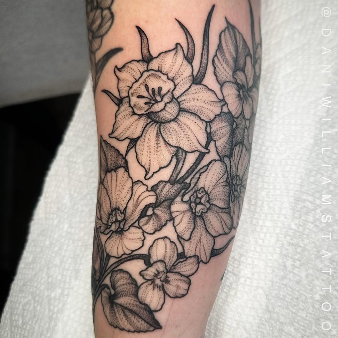 Floral wrap on the forearm with daffodils, violets, and primrose
Swipe for more pics➡️➡️
Made at @gardencitytattoos 
Beverly,MA