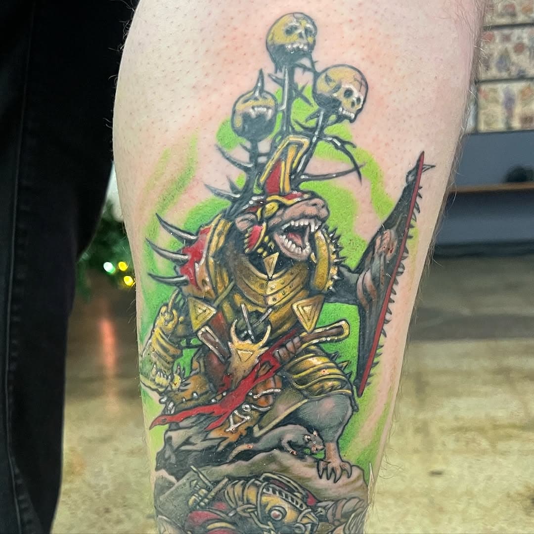 Finished up the last Skaven baddie on this Warhammer piece! Done at @atomicrobottattoo