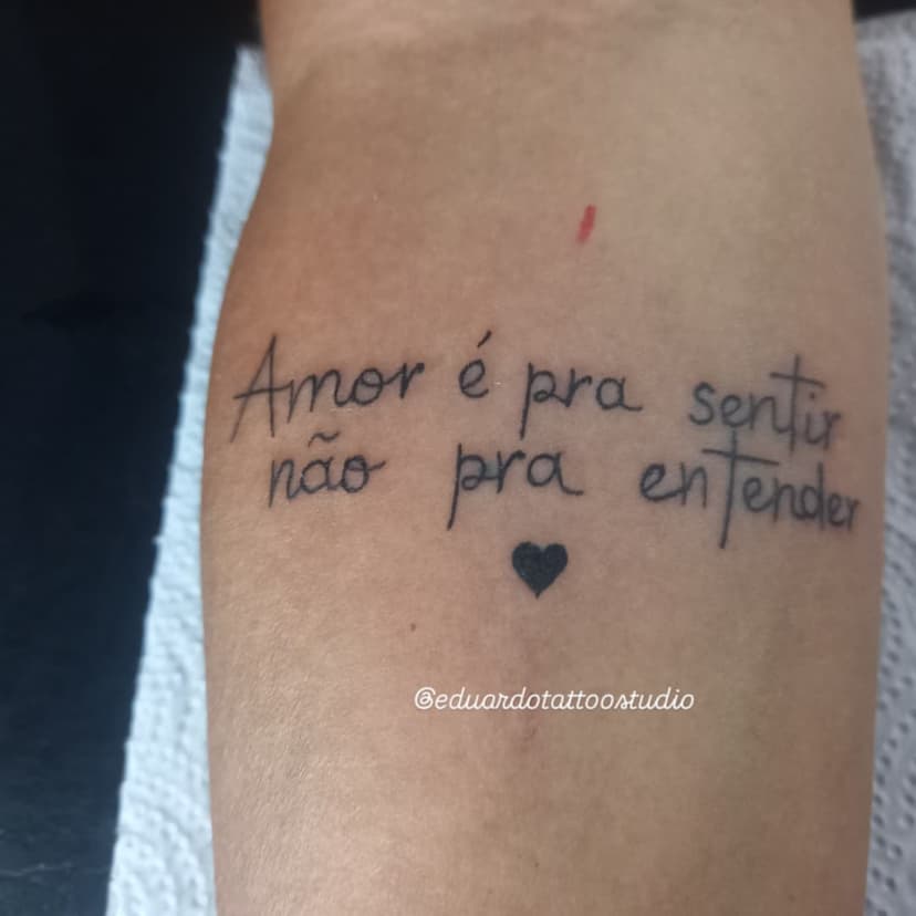 Tatuagem frase é nome simples 🙏🏼💉❤️

Obrigada pela confiança 🙏🏼💉@biiancaa_0907 

Orçamento Chama diret ou WhatsApp Link na bio! 
@eduardotattoostudio