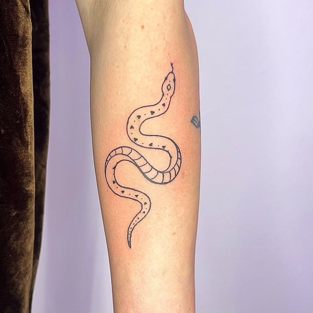 Dangernoodle/nope rope från @le.pokes med små hemliga hjärtan ❤️❤️❤️
.
.
.
#tattoo #snaketattoo #cutetattoo