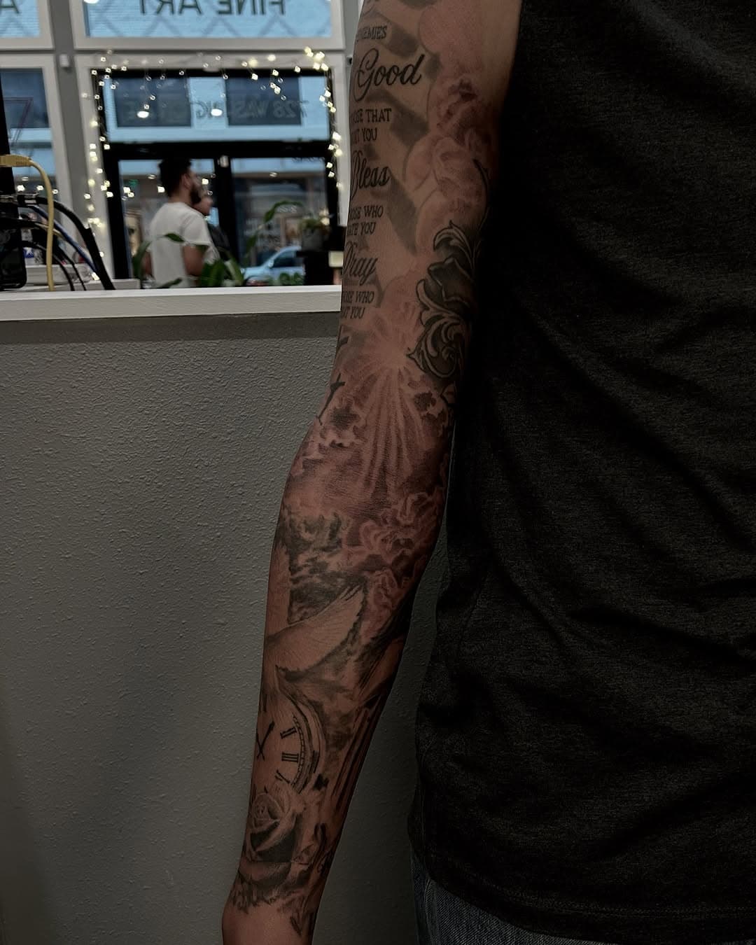 finished out jaylons arm, some pieces not by me. we added clouds to tie the background together. always booking realism pieces large or small~

#waco #downtownwaco #wacoan #baylor #mcc #wacotown #killeen #templetx #georgetowntx #austintx #blackandgreytattoo #realismtattoo #dfwtattoo #dentoning #denton #cameronpark #femaletattooartist