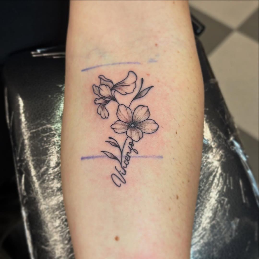 Les vilains traits bleus de mon imprimante 😒
Petit projet délicat de la reprise pour 2025 🧡
•
•
#tattoo #momtattoo #february #februarybaby #mom #cute #smalltattoo #flowers #flowertattoo #cutetattoo #iris #violet #french #frenchtattoo #france #amiens #hautsdefrance #inkstorymoreuil #salixbabylonicatattoo