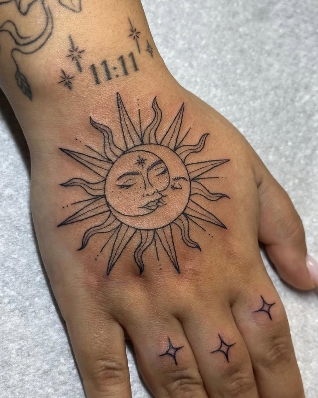 Sun/Moon and Sparkles for Zaz today 🌞✨Thank you!! (11:11 not by me but I did skim the sparkles)

#suntattoo #sunandmoontattoo #moontattoo #cresentmoon #cresentmoontattoo #celestialtattoo #finelinetattoo #femininetattoo #tattoo #tattooideas #tattoodesigns #fineline #tattooartist #femaletattooartist #southport #merseyside