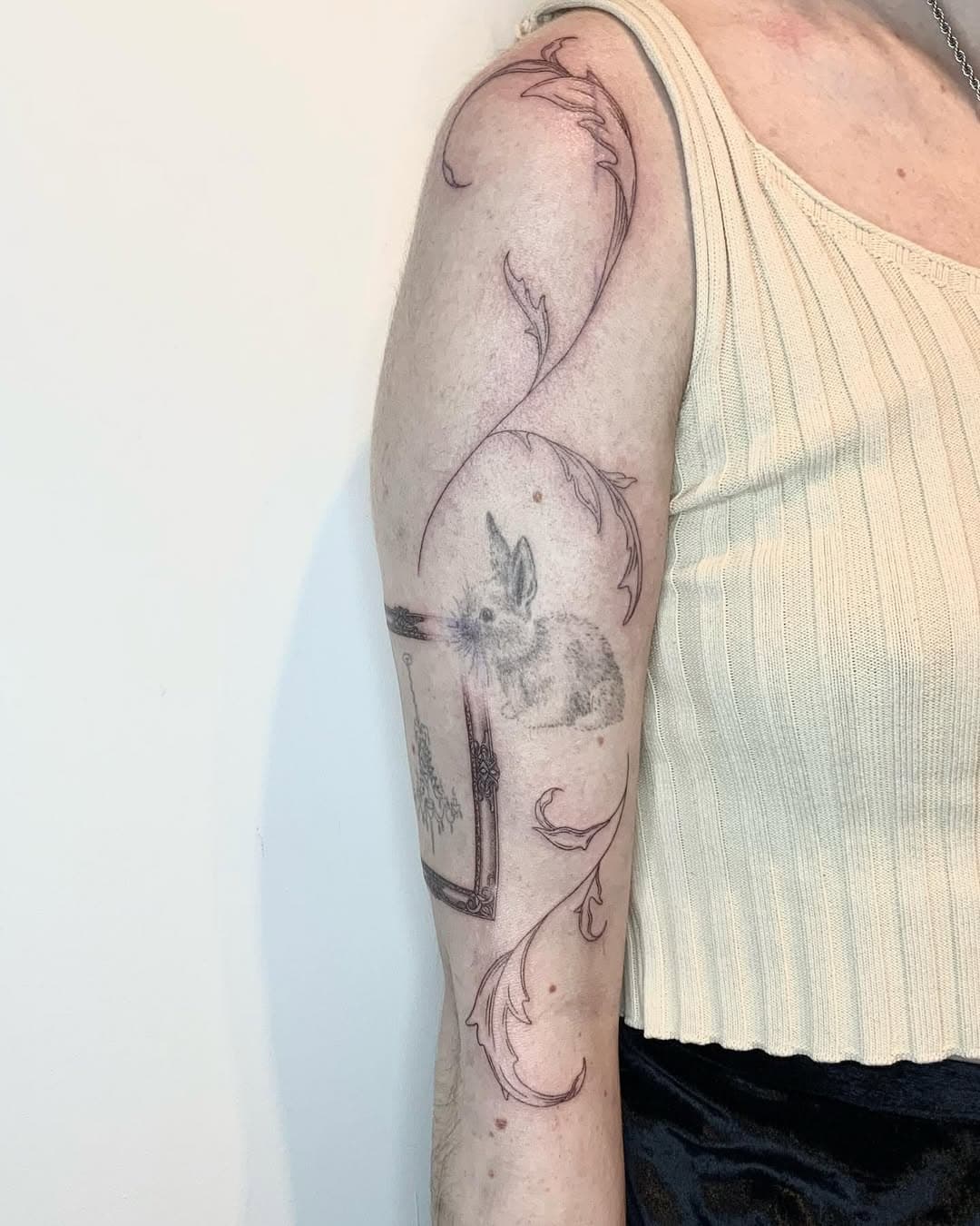 Petit lapin cicatrisé et nouvelles pièces acanthes et cadre 😍 merci Emma c’était trop trop bien ! 
Petit lustre pas de moi 🙃 
.
#bunnytattoo #leaftattoo #finelinetattoo #frametattoo #armtattoo #frenchtattooartist #tatouagetours