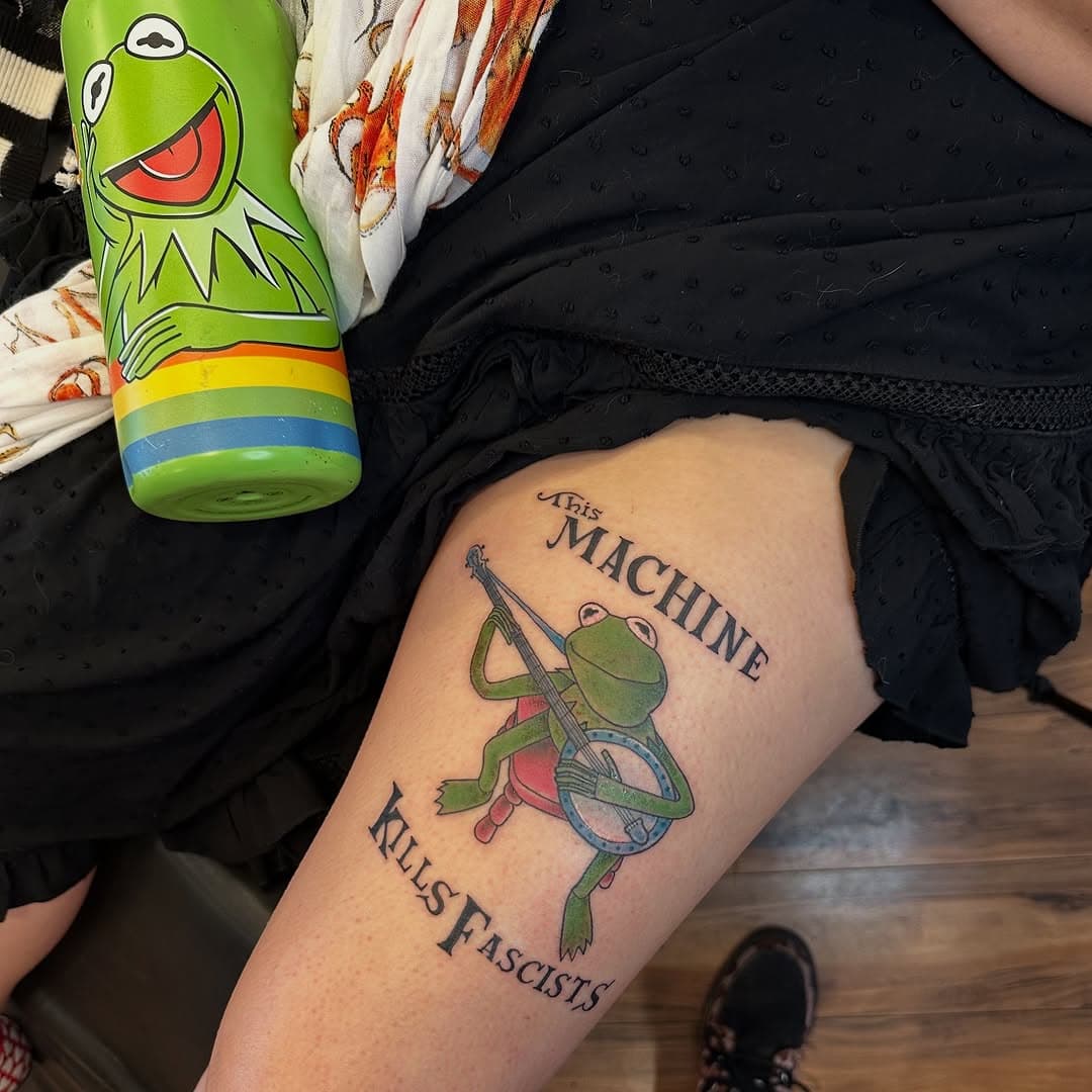 Just a Kermit x Woodie Guthrie tattoo for an awesome client! 🐸🎸 Kermit was a leftie it seems.

#kermit #kermitthefrog #tattoo #muppetshow #vegantattoo #frog