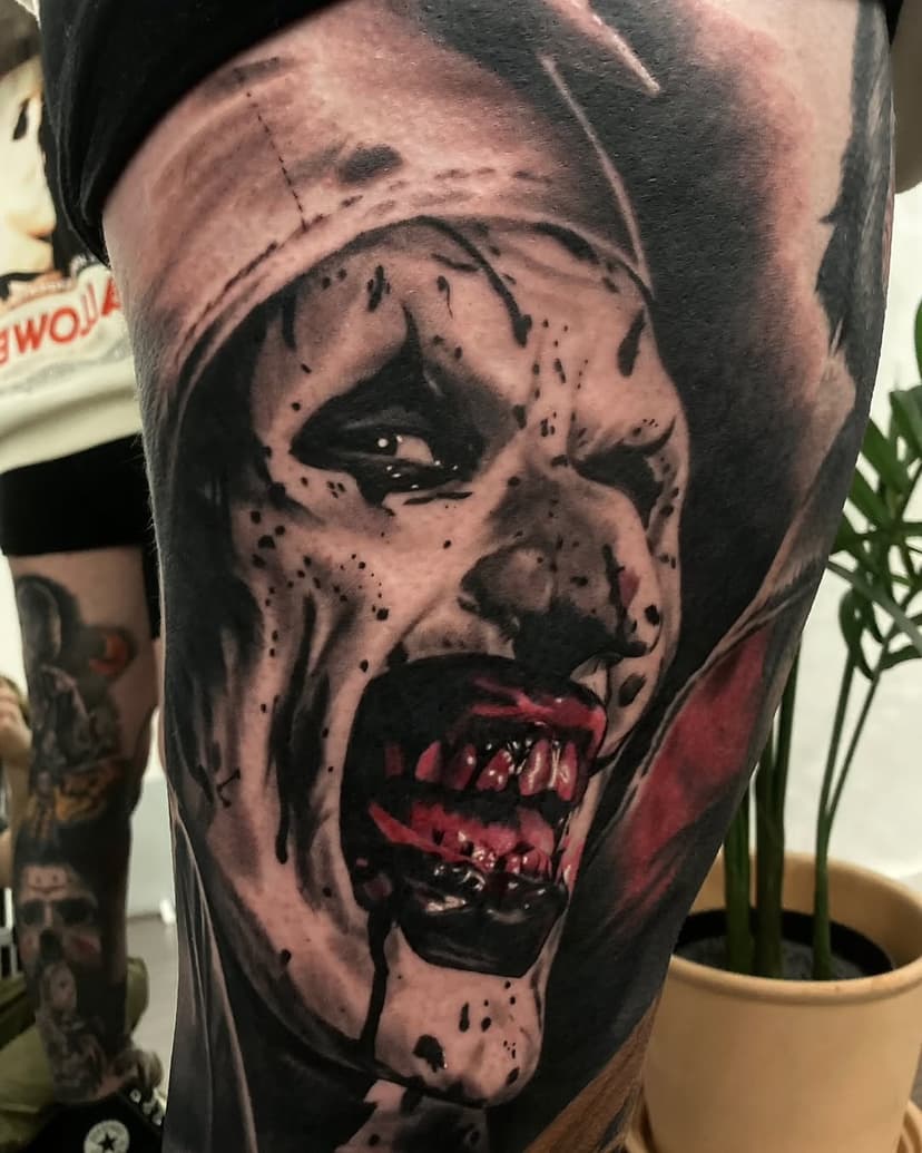 Art the clown from the #terrifier movies .One more on roses leg sleeve 🤟🏻🤟🏻 @rukstudios_ @killerinktattoo