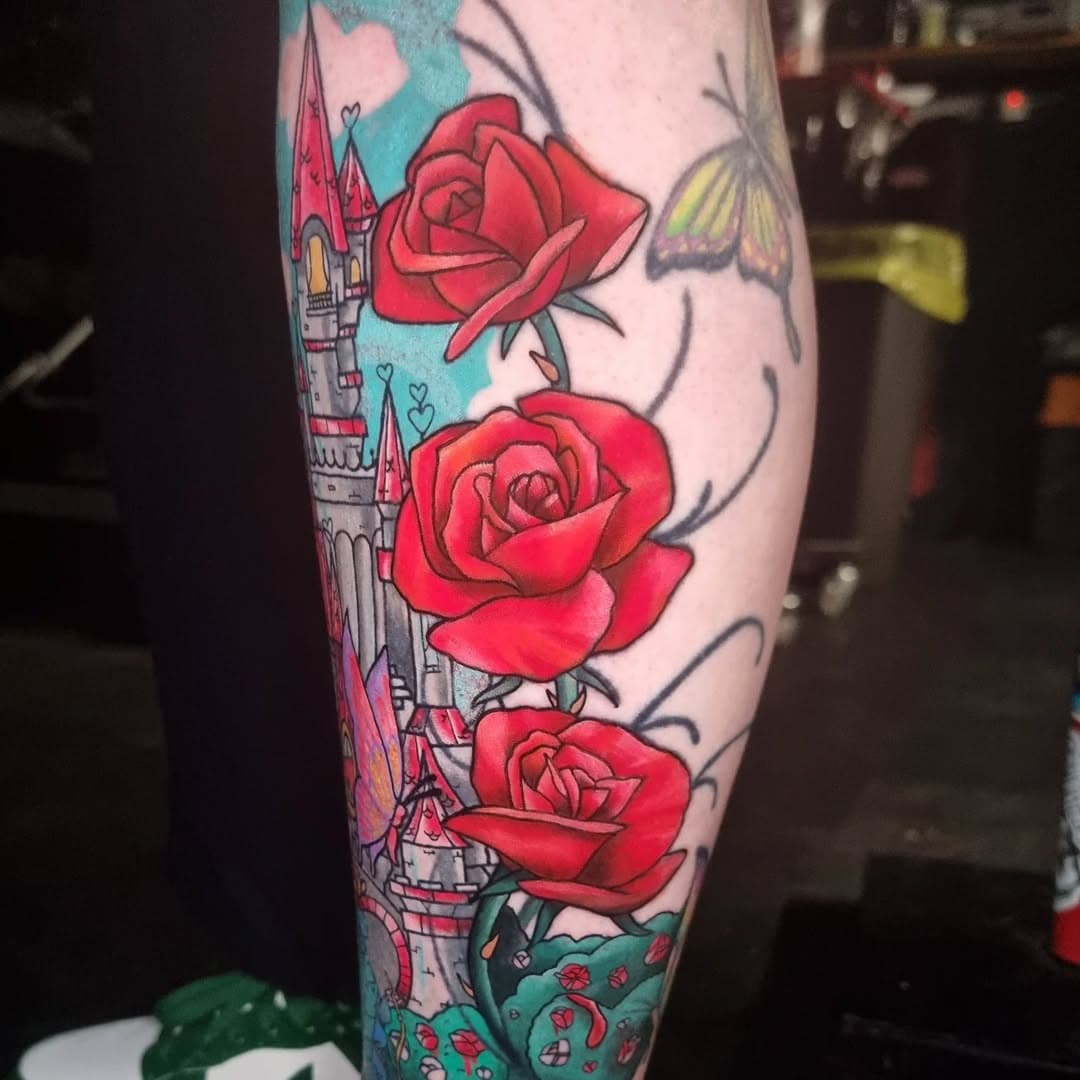 I reworked some old roses (not originaly done by me) to fit in with an alice in wonderland leg I'm working on 

More to come 

@inkdoctortattoo