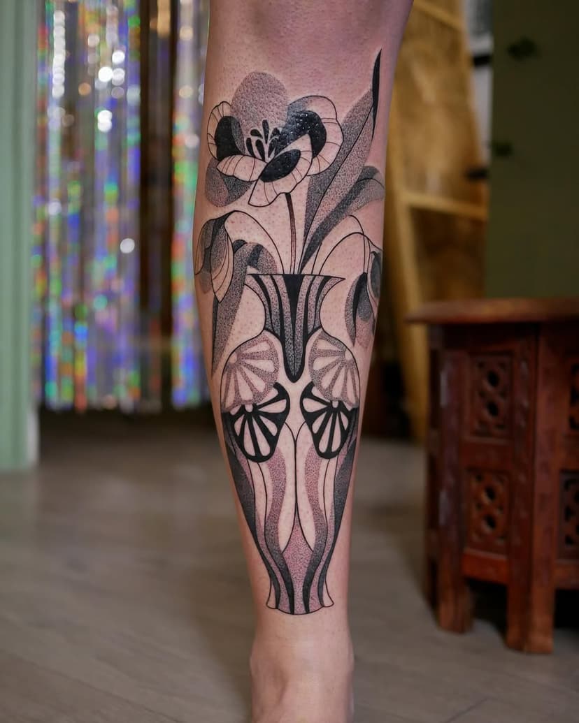 Un dernier vase • Le dernier tatouage de 2024 mais aussi des moments de vie pour résumer cette année folle en tout sens. Je suis très reconnaissante d’avoir pu autant voyager, créer de nouvelles amitiés et partager des moments avec les personnes que j’aime. J’ai passé beaucoup de temps au bord de l’eau, j’ai eu l’occasion de plonger dans des endroits incroyables accompagnée de petits amours. J’ai aussi perdu l’être qui m’est le plus cher mais j’oublie parfois que j’ai eu 11 belles années à ses côtés... Quand je fais le bilan j’ai eu quand même beaucoup de bons moments, plus que de mauvais et j’en suis très heureuse. Merci fort à tous.tes mes client.es de partager mon quotidien et de me permettre de vivre de ce métier que j’aime temps. J’ai hâte de voir ce que me réserve 2025 🫶🏽
…
…
… #vasetattoo #2024 #dotworkers #frenchblackink #tttism #lyontattoo #artofblack #blkttt #tattoolife #dotworknow #marinelise