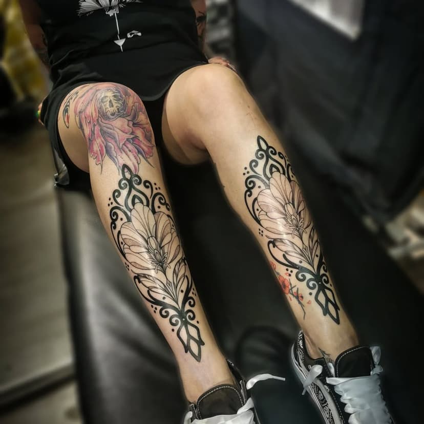 COLLABORATION 
@berenice_tattoo x @ben_gicqueau_tattoo 
---
Notre dernière collaboration réalisée lors de la @nantestattooconvention sur les jambes de @ga.l.ink ! 
---
Il nous reste encore un projet de disponible !
N'hésite pas à nous envoyer une message si ça t'intéresse 😉
---
Et parce que ça fait toujours plaisir, tu peux mettre un petit like, le commenter, l'enregistrer ou le partager 😊
Ça nous aidera à gagner en visibilité
Merci 🙏🙏
---
 #france #frenchtattooartist #francetattoo #boldornamental #ornaments #ornamental #ornamentaltattoo #tattooed  #tatouage #tttoo #tttism #tattoo #nantestattooartist #nantestattoo #nantes  #flowertattoo #peonytattoo #chrysantemumtattoo #collabtattoo #collaborationtattoo