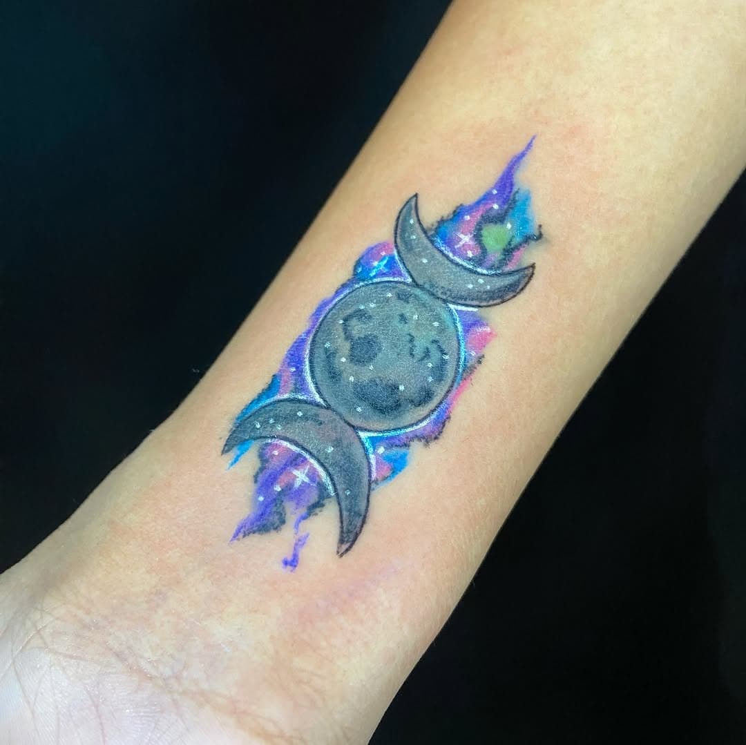 Cover upzinho na @_tsuque ! Feito no final do ano passado mas que faltou postar! Muito obrigado! ☺️
#tattoo #lua #moon #triluna #coverup #tatuagem