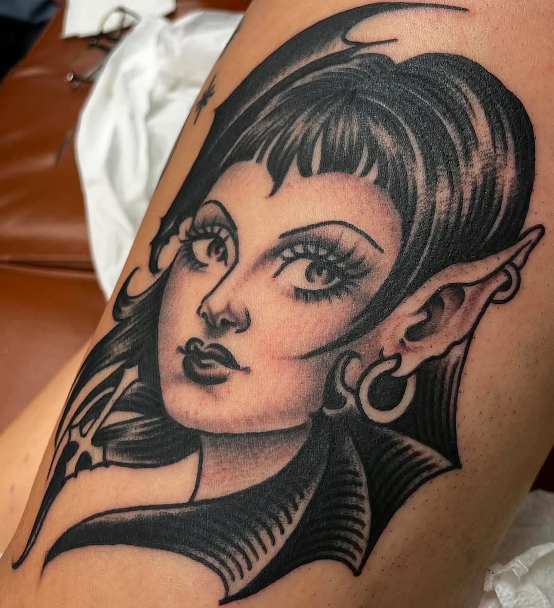 Double dose of tattoo ladies today- @natashabertram with the gothy/vampy/girly vibes. There are some very graphic slick tricks in this one- look closely 👀. Find Natasha @brownbrotherstattoo