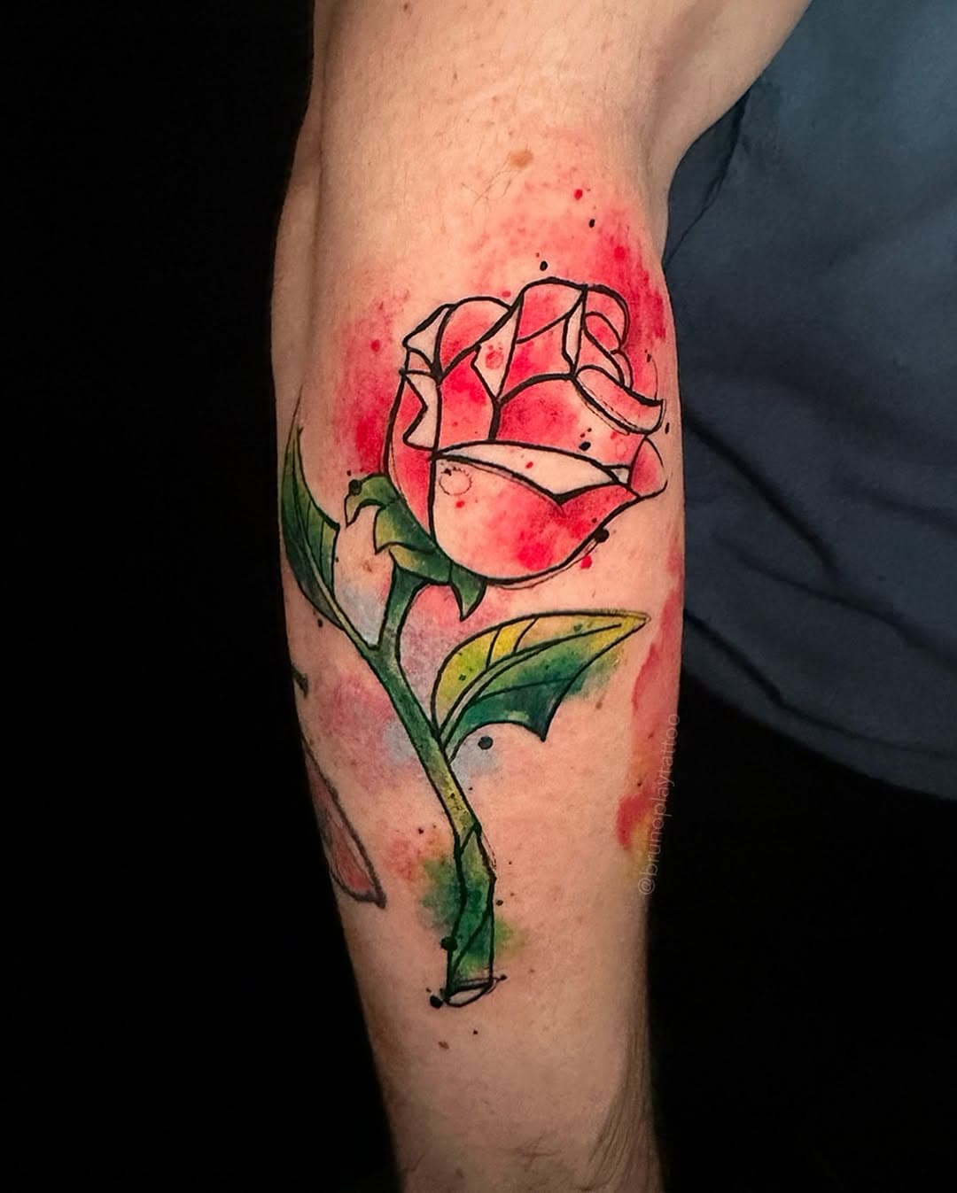 Rosa encantada de A BELA E A FERA!
.
Muito obrigado @fael_efa 
.
#brunoplaytattoo #inkonik #inkoniktattoo #bhtattoo #tattoobh #inspirationtattoo #watercolor #wctattoos #disneytattoos #tattoodisney #watercolortattoo #watercolortattooartist #tatuagemaquarela #lmi #inkaholictattoo #bruchköbel #thebeautyandthebeast #rosaencantada