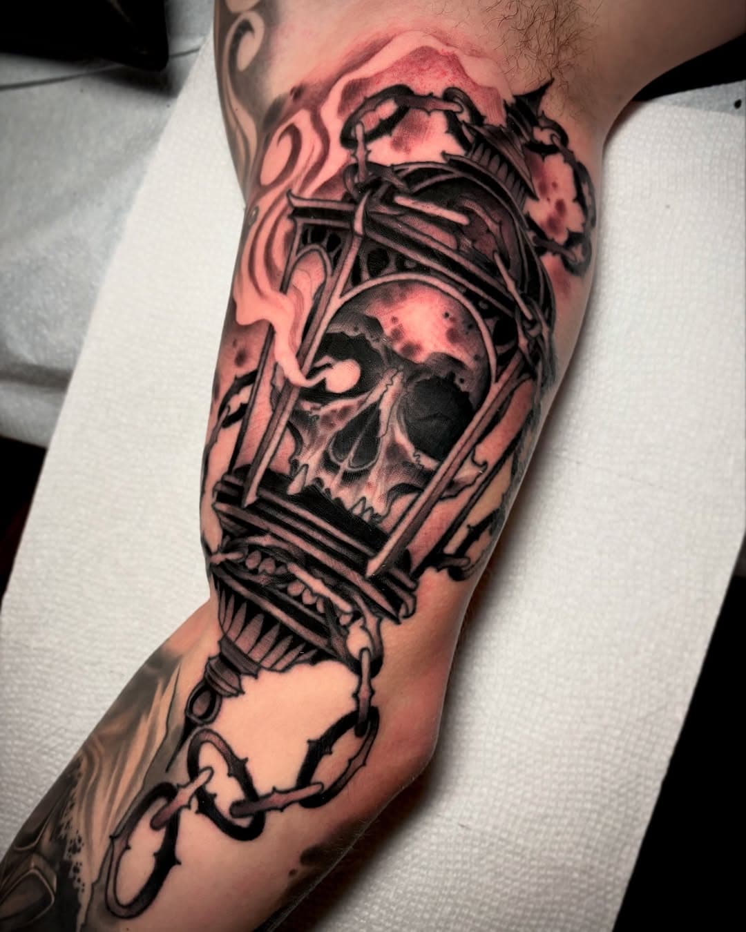 Skull lanty for Christian ☠️
.
.
.
.
#tattoo#tattoos#grimtattoo#jeffsaunders#tattooart#tattoosnob#tattooworkers#philly#phillytattoo#eastcoast#freshlyinked#inklife#skinartmag#inkedmag#eternalink#bishoprotary#skulltattoo#lanterntattoo#neotrad#neotraditional#neotraditionaltattoo#black#blackwork#blackworkers#blackandgrey