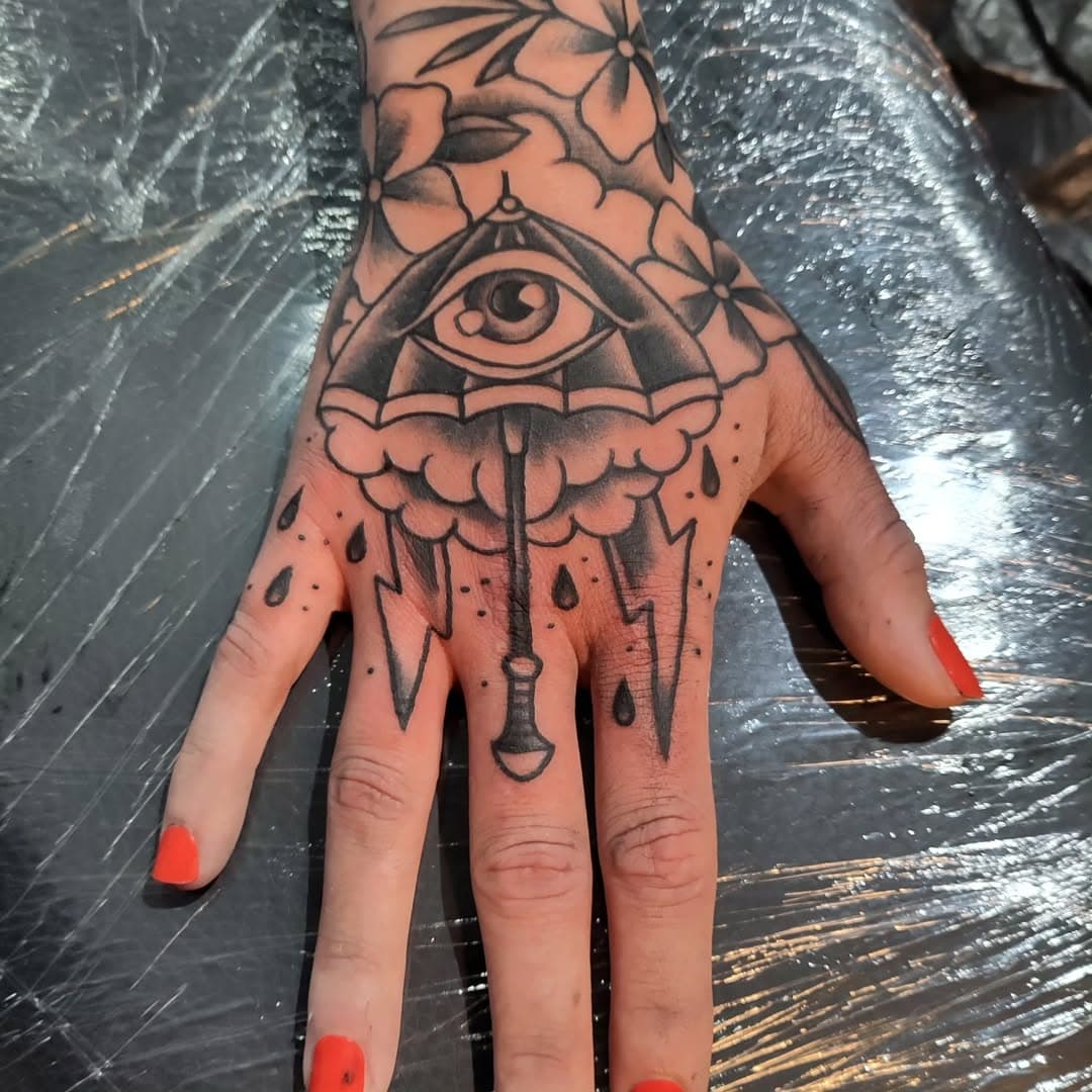 Patschehand
#ink #tattoo #tattooed #palmtattoo #handtattoo #handjob #traditionaltattoo #classictattoo #boldtattoo #umbrella #sweatyaxl