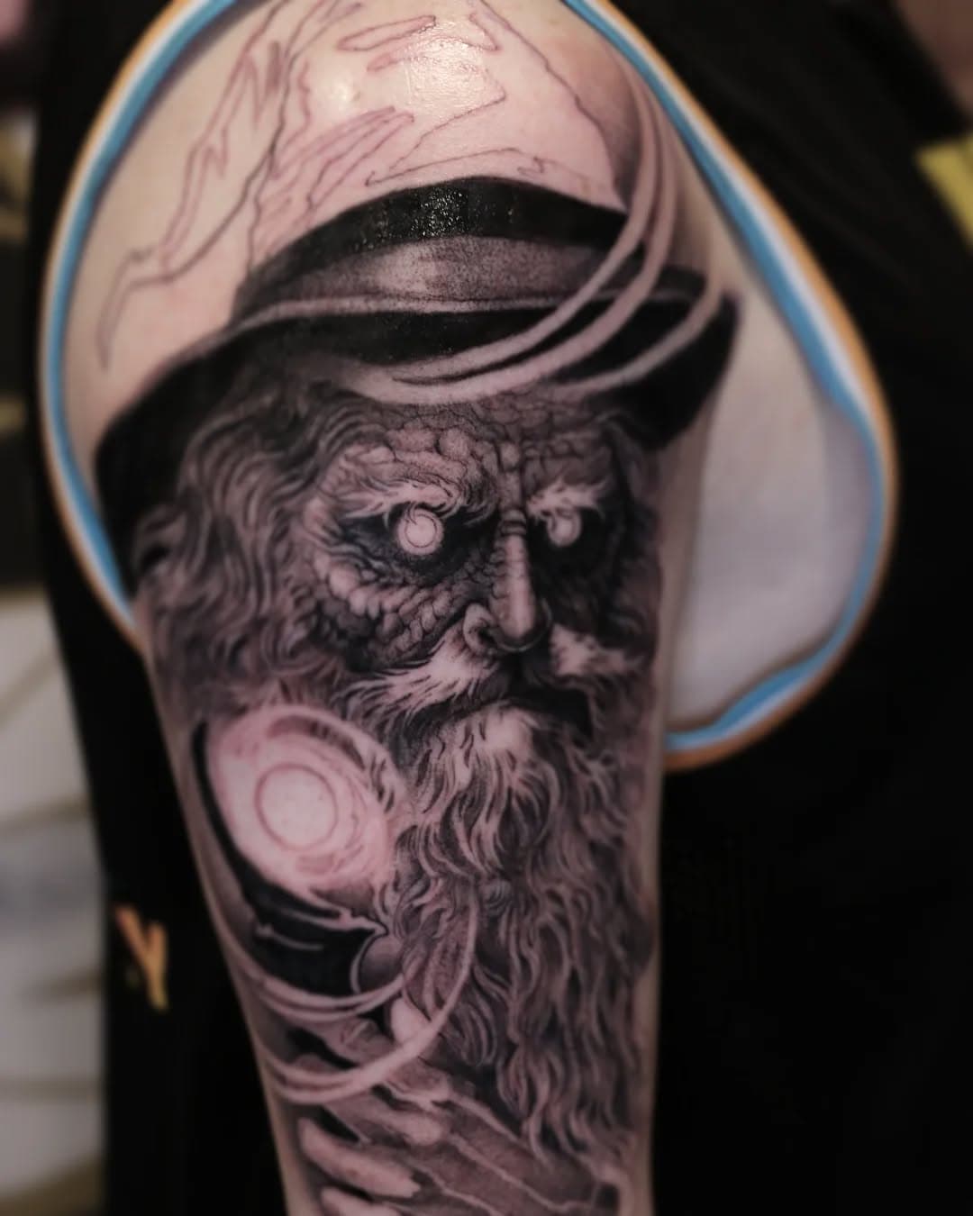 In progress for @jerun 🧙‍♂️ 
✨️ Start of a fantasy sleeve 
Next session we will finish the Wizard and start an Elf in the forearm 🧝‍♀️ 🦎
🍄‍🟫 Can't want to continue! 
.
.
#tattoo #dynamicink #realism #neotraditional #peppershading #tattoosleeve #fantasy #dnd #blkttt #wizard #lotr #inkclaw #gamerink #tattooideas #ink