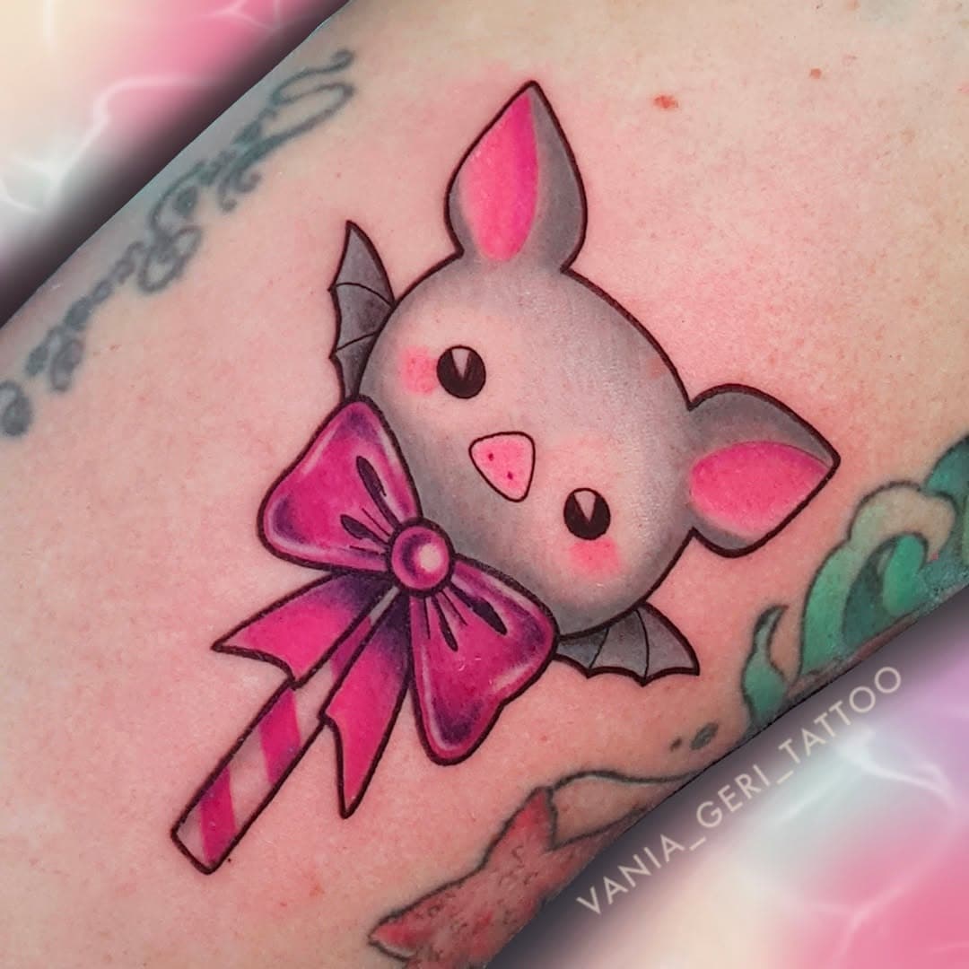 💖DOLCETTO O PIPISTRELLO? BENVENUTI NEL MIO MONDO KAWAII💖

Ciao, sono Vania e il mio obiettivo è trasformare le vostre idee in tattoo pieni di colore, dolcezza e personalità.
Il tatuaggio che vedete unisce tutto ciò che amo dello stile kawaii e cartoon: personaggi carini, dettagli pucciosi e un tocco di fantasia che trasforma qualsiasi idea in qualcosa di unico.

Lo stile kawaii (che in giapponese significa “carino”) si ispira a personaggi adorabili, linee morbide e colori vivaci, perfetti per chi ama uno stile giocoso.
Perchè scegliere questo stile?
💖 È perfetto per chi vuole un tatuaggio che esprima positività e dolcezza
💖 Ogni design può essere personalizzato, rendendo ogni tatuaggio unico
💖 Lo stile è versatile, si può prendere ispirazione tra personaggi originali oppure creare e cartoonizzare una persona a te cara o un tuo pet

Cosa ti piacerebbe vedere tatuato in stile kawaii e cartoon? Scrivilo nei commenti!