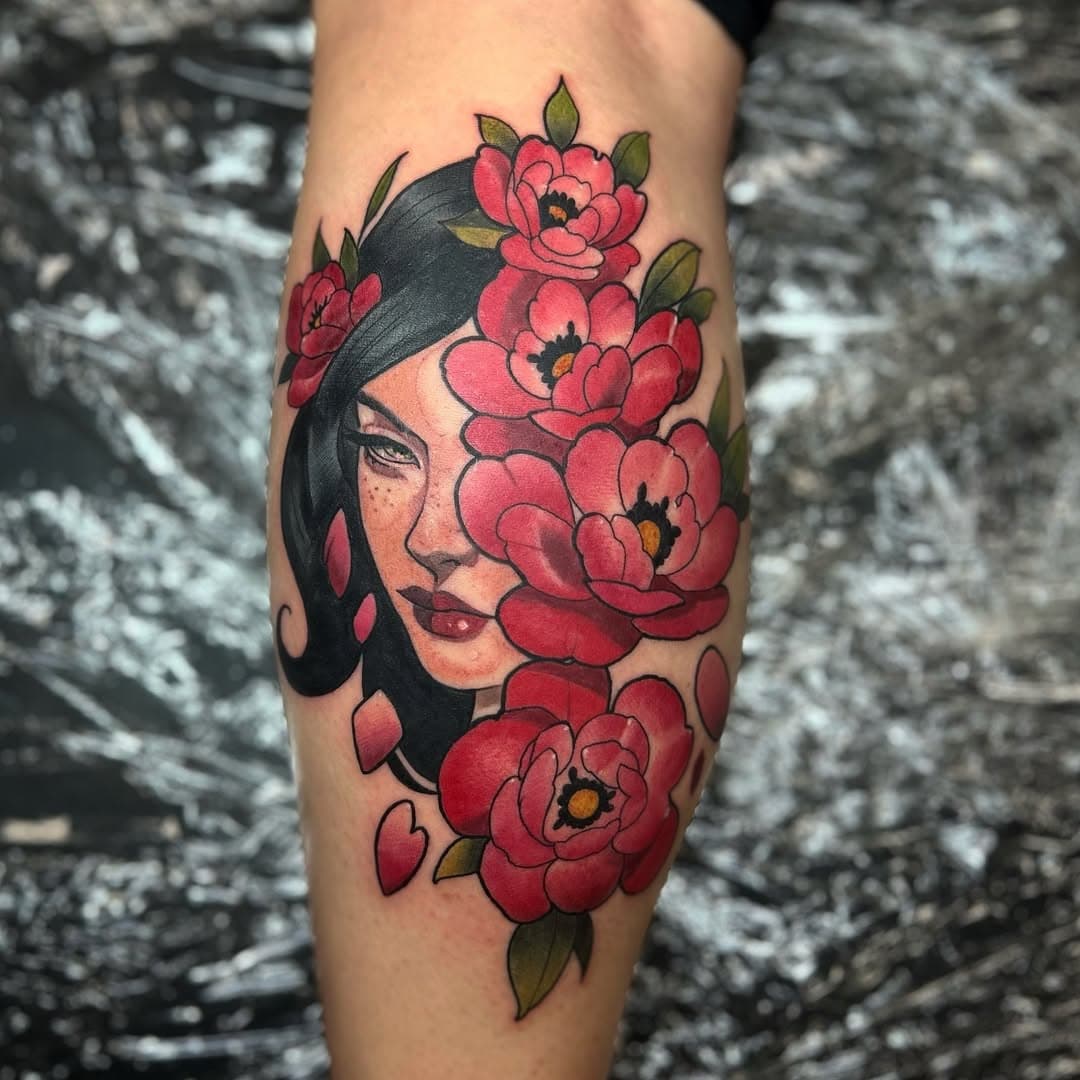 Bold and blooming! 🌺🖤 Had an awesome time creating this piece—strong feminine energy wrapped in vibrant florals. Thanks Lucy for sitting so well! 
•
•
•
•
•
#TattooArt #NeoTraditionalTattoo #FloralTattoo #BoldLines #hertfordshiretattoo#hertfordshiretattooartist