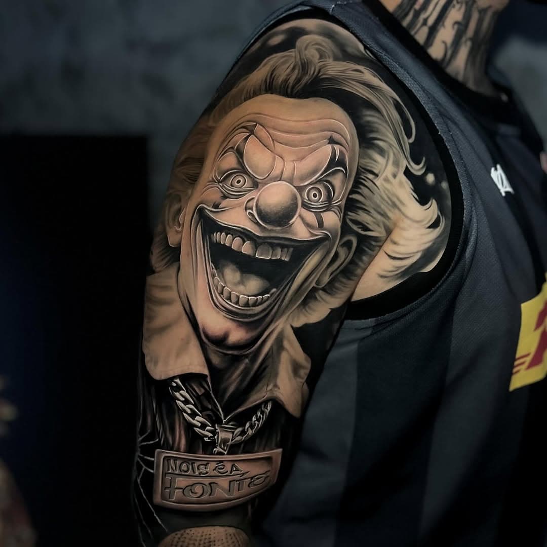 Palhaço que fizemos com a logo da @nois_e_afonte (80% já cicatrizado) 🙌
@rawpigments @ripzoficial.tattoo 
.
.
.
Gratidão ao meu irmão @felipespmacedo 👊
.
.
.
.
#tattoo #joker #palhaço #tatt #tatuaje #blackandgrey #blackandgreytattoos