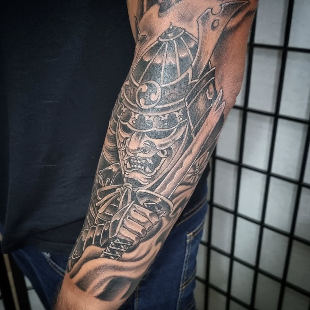 Samurai.
.
#fireworkstattoo #estudiofireworks #estudiodetattoo #estudiodetatuagem #tattooestudio #leofrankelin #tatuagem #tatuagens #samurai #samuraitattoo #tattoos #tattoo #japanesestyle #japanesetattoo #ruasocrates #jdmarajoara #ink #inked #tatuagemsombreada #easyglowpigments