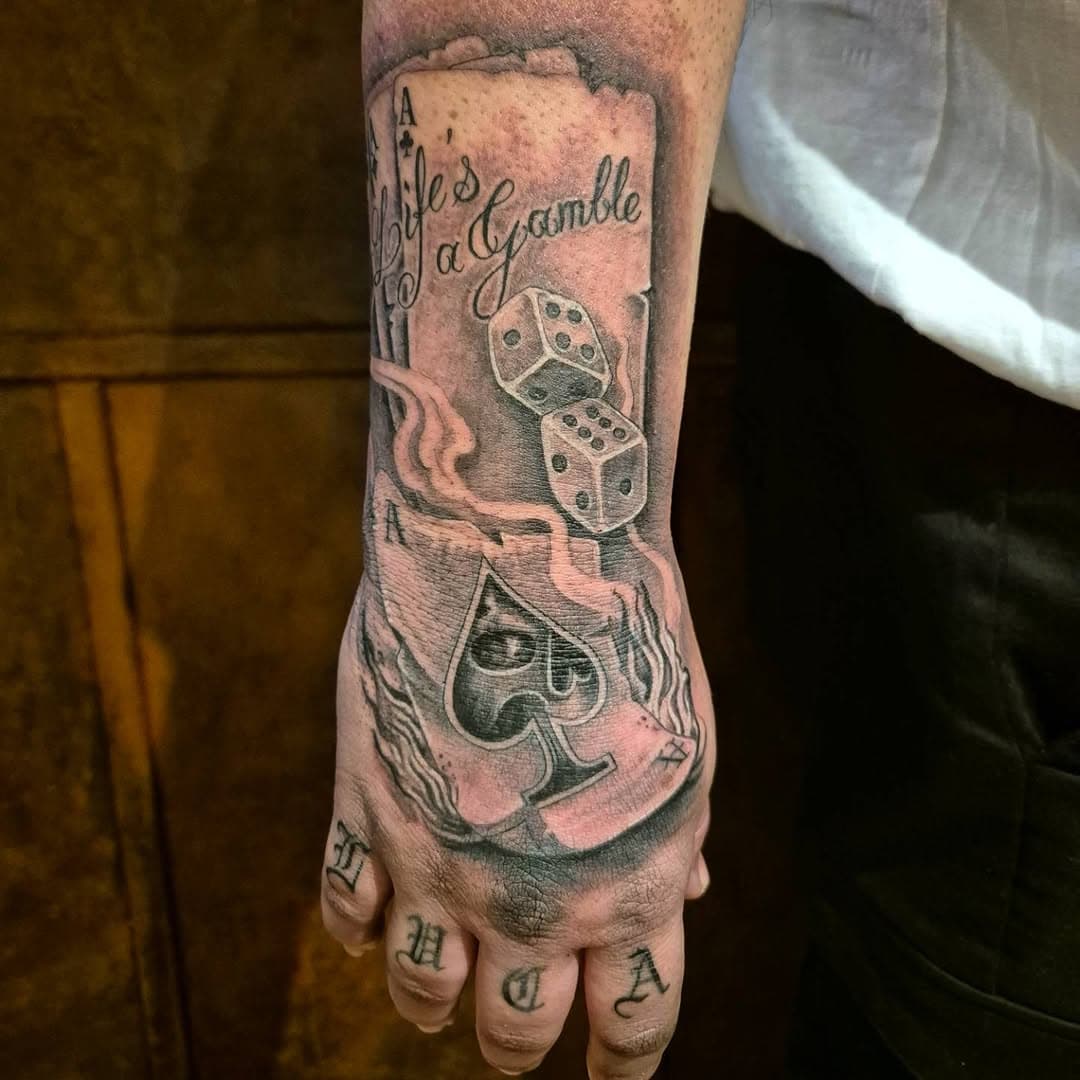 Tout frais, life's a gamble
#redrighthand #redrighthandtattoo #tattoo #tatouage #tatooshop #tatoueurlaciotat #laciotat #marseille #handtattoo #lifesagamble