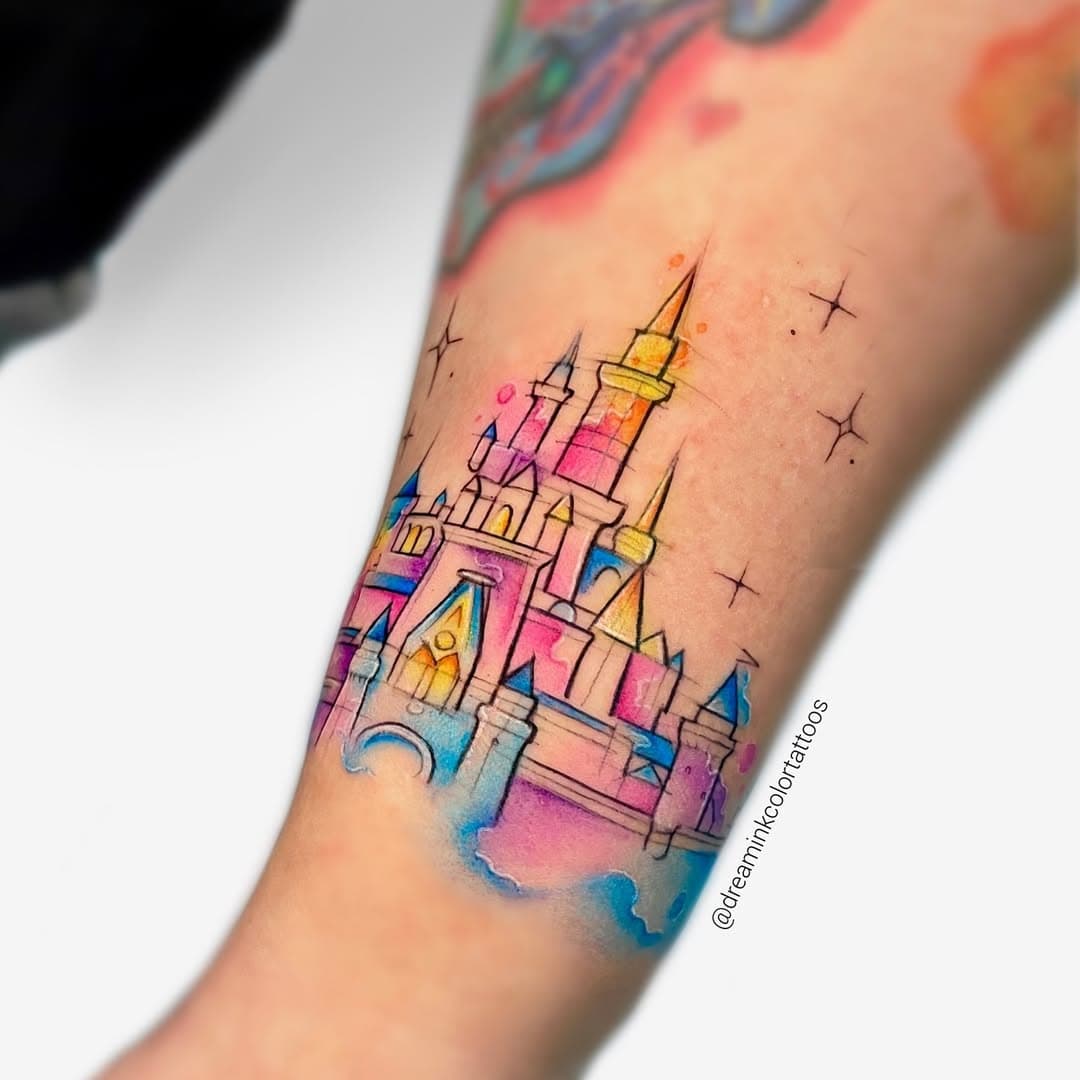 ✨💖Disney Castle💖✨
.
. 
Feliz año 🎉✨llego un poco tarde pero mejor eso que nunca jaja. Os deseo un 2025 maravilloso🪄✨ lleno de momentos especiales y tattoos bien preciosos!
.
.
Primera publi del año con el último tattoo que hice en el 2024 ☺️ lo disfruté mucho y me encantó el resultado. Muchas gracias Susana, fue genial pasar los últimos días del año contigo ❤️‍🩹
.
. 
Me siento afortunada. Gracias a todas las personitas que habéis confiado y seguís confiando en mi trabajo. También a las que me apoyáis a través de la pantalla. Hacéis esto posible. Tengo una comunidad maravillosa ✨ gracias por tanto.
.
.
Qué os parece el resultado? Os leo en comentarios!
.
.
Always using the best @emalla.official cartridges🩵✨
.
.
#emalla #emallatattoo #emallacartridges #emallamachine 
#disneyinspired  #disneyink  #disney #disneyprincess #disneyprincesstattoo  #inkeddisney  #disneytattoo #stitch #stitchtattoo  #magic #kawaiitattoo #watercolordisney #watercolor #watercolortattoo #watercolortattoos #acuarela #acuarelatattoo #sketch #sketchtattoo #fineline