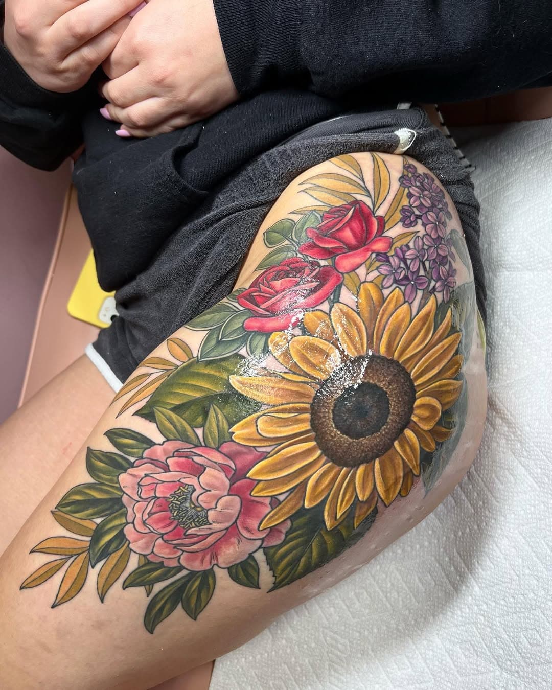 If your sunflower isn’t the size of a small plate I don’t want it (just kidding I love hearing all ur ideas). 🌻 💐 🌹 🌸 

Made this a few summers ago for Mandy and would love the chance to do more large scale floral pieces! 💕 

#floraltattoo #flower_power_tattoo #thightattoo