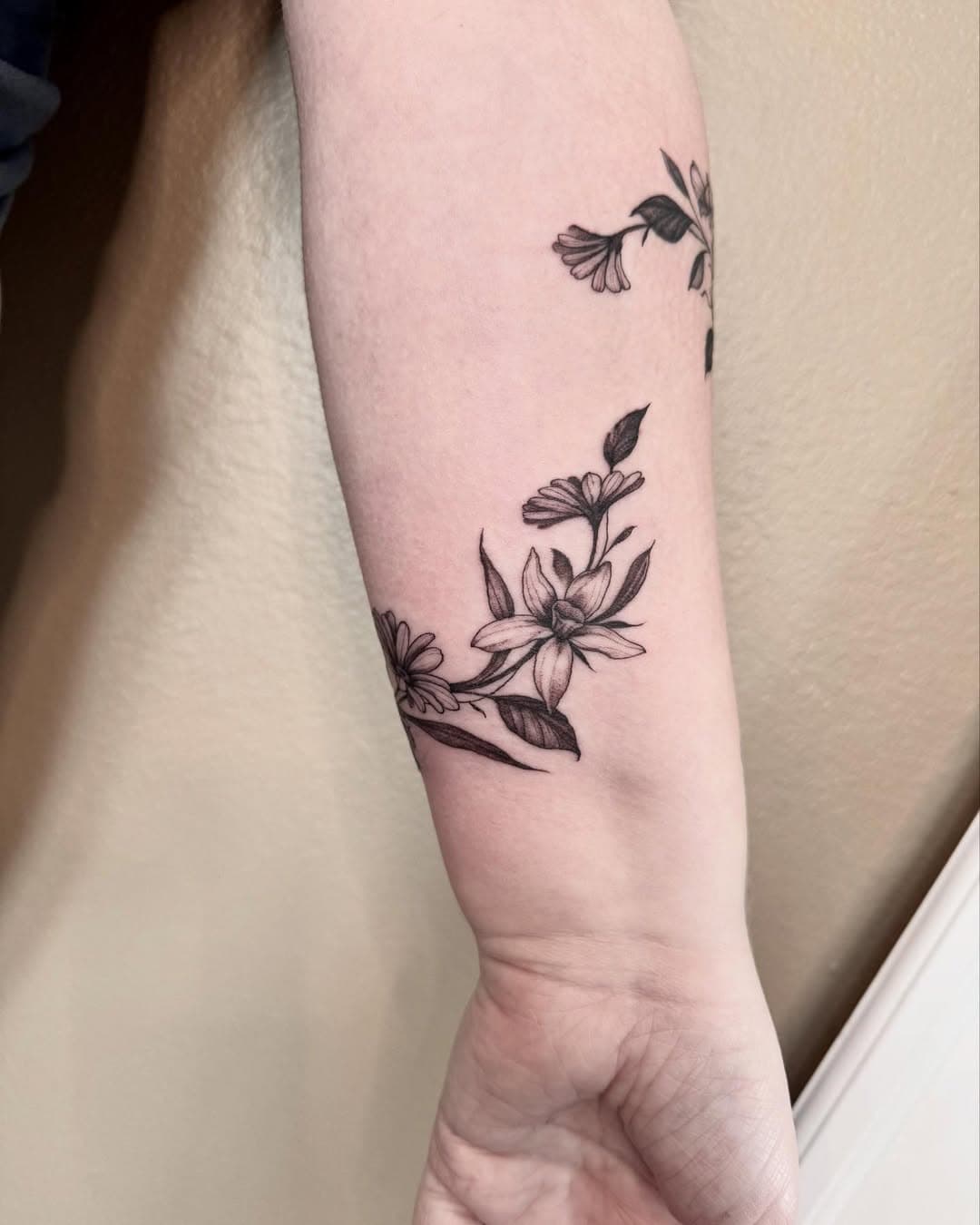 We’re in the midst of winter sleep, dreaming of spring 🌞 Dainty birth flower flow today ♥️ #finelinetattoo #floraltattoo