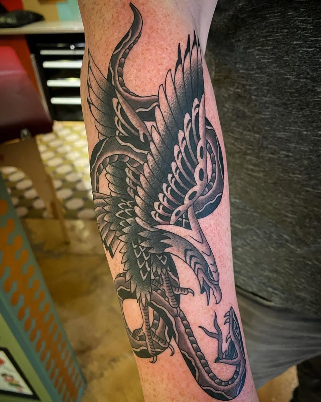 Stylized egle & snek ✌️

#greatlakestattoo #greatlakestattoochicago
#grandavetatcrew #kevinleary #kevinlearytattoo #kevinlearytattoos #kevinlearyglt #therealkevinlearytattoo #eagle #snake #eagleandsnaketattoo #eagletattoo #snaketattoo #blackandgrey #blackandgreytattoo