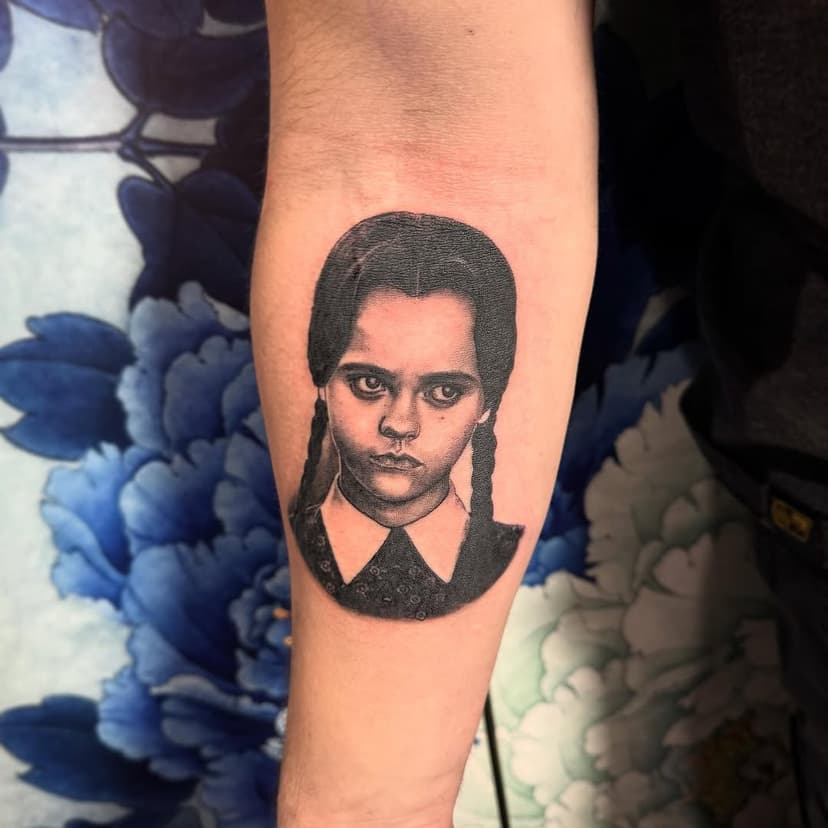 ⚡️Et une petite Mercredi Addams pour @marqueue.tattoo ! Merci pour ta confiance! Vivement la suite! 😊⚡️
#tattoo #tatouage #ink #art #lunderskin #lauralagardetattoo #pantherebleuetattoo #chatillon #paristattoo #wednesday #wednesdayaddams #wednesdayaddamstattoo #addamsfamily #addamsfamilytattoo #tattooportrait #christinaricci #realistictattoo #realismtattoo #blackandgreytattoo