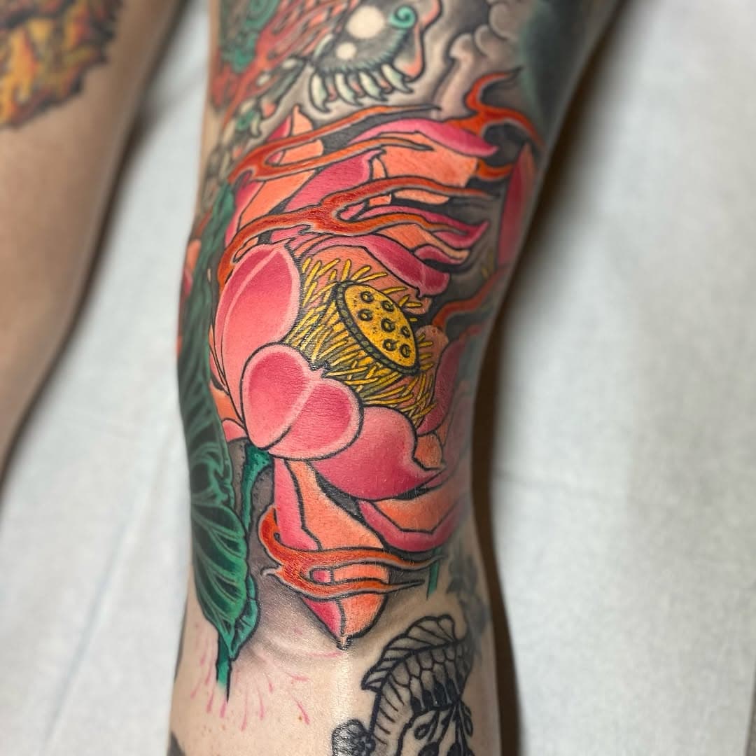 Leg sleeve in progress for the great @grinandbare.tattoo

I had to freehand these lotus for a matter of placement. Knee caps can be tricky, specially with a cover up.

Can you spot it?

Done @undermythumbtattoos #toronto 

For any booking inquiries:

E-mail 
📡 greglaraignetattoo@gmail.com
Or “send a message”

Upcoming guest spots and tattoo shows:

💥 @lo.siento.mama.tattoo Jan 21st to 25th - Geneva, Switzerland. (FULL)
💥 @mondialdutatouage Jan 30 to Feb 1st - Paris, France. (FULL)

.
.
.

#irezumi #japaneseink #torontotattooartist #japanesetattootoronto #neojapanese #neojapanesetattoo #canadiantattooartist #torontoartist #torontotattoo #irezumiartist #irezumitattoo #irezumicollective #irezumitattooart