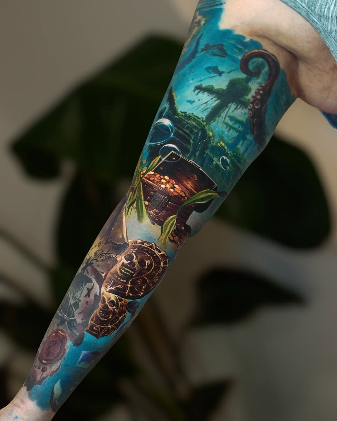 “Dive into the world of underwater adventures 🌊💎 This sleeve is a treasure map full of mysteries and details. Want your own unique masterpiece? Message me, and let’s create your story on skin! ⚓✨”
The upper part is fresh, and the lower part is healed.The map tattoo I transformed, but unfortunately I only have a poor quality photo of what it looked like before the enhancement. Scroll through the carousel to see how it used to be!

PRO TEAM 
@barberdts_polska @barber_dts @hustlebutterdeluxe @tatsoul @eternalink 
#bootique_tattooartists #tattooart #sleeveart #oceanvibes #underwatertattoo #customtattoo #inked #tattooinspiration