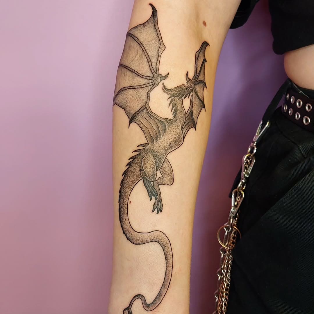 @dorotea.easter är svinglad över att hon fick göra din första tatuering, tack för förtroendet och för att jag fick göra drake 🥰🥰🥰
.
.
.
#dragontattoo #dotworktattoo #awesometattoo #darkartists #tatuering