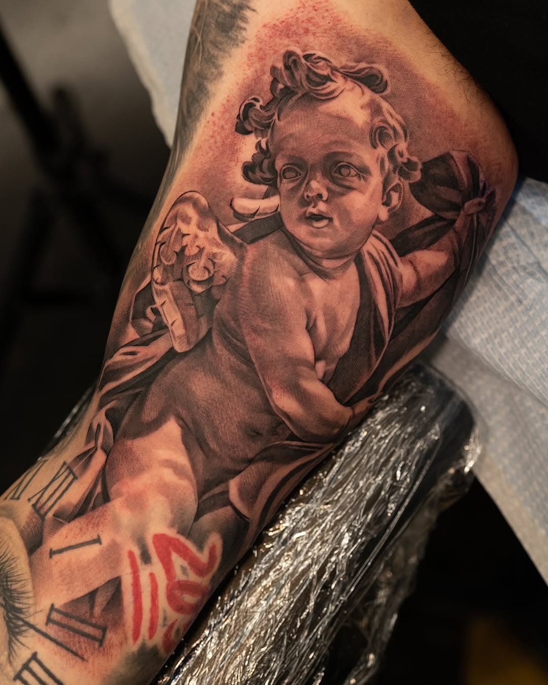 Cherub 🪽 
.
This statue is located by the entrance of St. Peter Basilica in Rome 🏛️ 
#blackandgrey #tattoo #tattooart #sleevetattoo