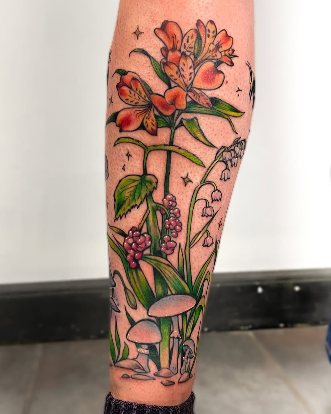 Throwback to Natasha's poison plant sock. Boy howdy, was this one a journey. 

A lot of you know I used to work in animation. Back when I was a baby tattoo apprentice, a handful of @titmouseinc crew were brave enough for my early work. And one of those people was @tasha_toons. 

We started this in Summer 2019 with one little red cap mushroom. We did our next large chunk in 2021 and finished in Winter 2022.

Peep the wedding chucks though. I can't with this style. 

#flowertattoo #floraltattoo #poison #lillyofthevalleytattoo #foxglovetattoo #butterflytattoo #larkspurtattoo #throwbackthursday #poisonplants #mushrooms #mushroomtattoo #beetattoo #nyctattoo #brooklyntattoo #berlintattoo