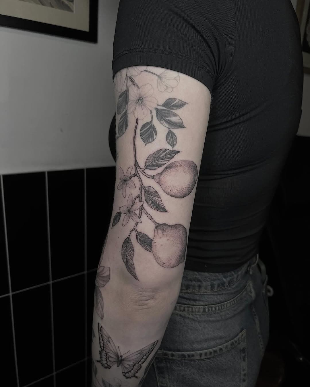 Progress on this lovely sleeve, everything except Roman numerals is by me 💕 if you would like to book in please DM me and let’s do something cool, floral, fun, fruity etc.
#tattoos #illustration #art #fruit #floral #tattoo #linework #delicate