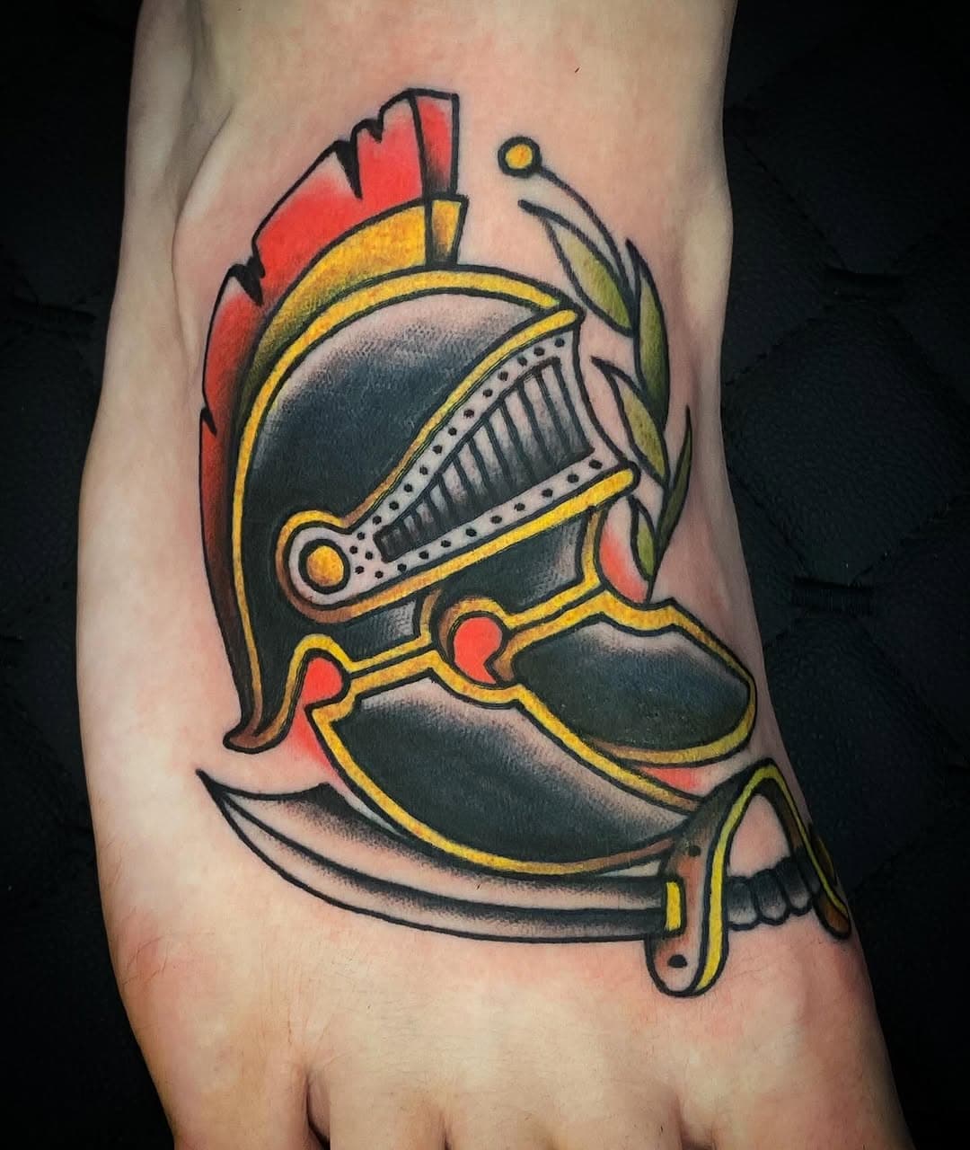 Ogunhê !!! Vlw por mais essa meu amigo @lucas.venske, tatuar o pé não é muito tranquilo, mas aguentou firme. 
Que pai Ogum cuide de seus caminhos,Saravá! 

Patrocínios 
@darkdecalque 
@arrombatattooshop