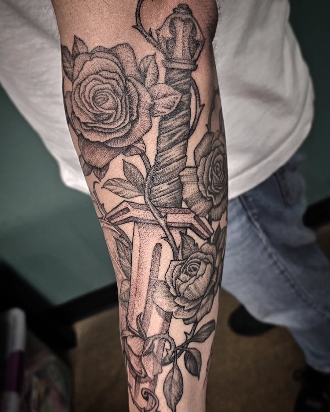 A sword and roses for Edwin adds to the Spartan warrior we tattooed on his inner forearm a few months ago. This is about 50/50 fresh/healed. I love working in this style. It heals well and lasts. Books are open. Hmu!
 #tattoos