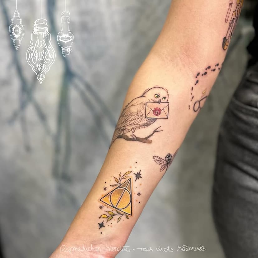 ✨Les petits motifs sur un thème issu de l’univers d’un célèbre sorcier⚡️réalisés à @atelierkrysalid 
.
.
.
Pour prendre RDV https://www.laurelarth-tattoo.com/contact/
.
.
.
#ttt #tatouage #laurelarth #harry #harrypotter #harrypotterfan #harrypotterworld #wizard #youreawiazardharry #witchy #witch #hedwige #marauders #hp⚡️#magicwand