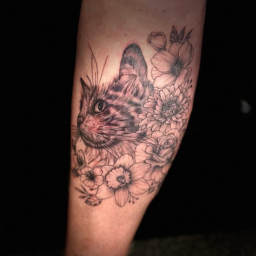 Ich hoffe ihr hattet alle einen guten Start ins neue Jahr! Da ich schon öfter gefragt wurde, wie viel Aufwand tatsächlich hinter einem Tattoo steckt; dieses Motiv wurde komplett individuell angefertigt, die Vorlage zu erstellen hat 3,5 Stunden gedauert, tätowiert war das Motiv in 2 Stunden und dann kommt noch das abdecken und vorbereiten der Arbeitsfläche usw. dazu 🤍 
#tattoo #tattoos #tattooed #ink #inked #inkedgirls #cat #cattattoo #katze #katzentattoo #flowers #flower #flowertattoo #blumen #blumentattoo #flowertattoos #flowertattoodesigns #cattattoodesign #tattooart #blackwork #blackworktattoo #blackworkers #tattoodesign #tattooartist #tattoostudio #ulm #neuulm #ludwigsfeld #triplexink