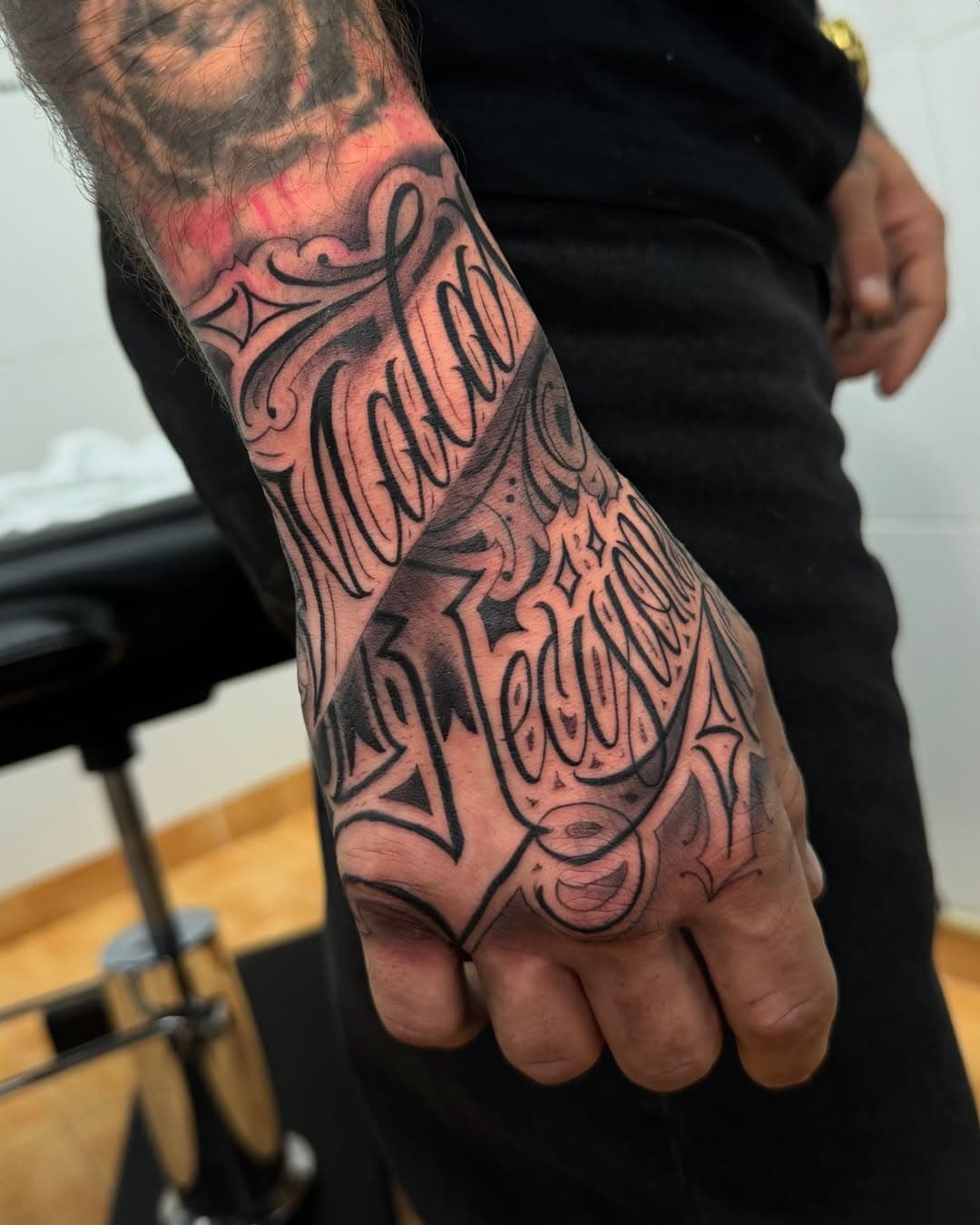 “Las malas decisiones quedan marcadas para siempre… Pero si de tatuajes se trata, no dejes que una mala elección sea parte de tu historia. 💉 hago piezas de letras únicas a mano alzada, y cada diseño que creo es una obra de arte personalizada. 🔥 No arriesgues tu piel, tatúate con quien sabe lo que hace. 😉”

“¡Es hora de llevar tu idea al siguiente nivel! Reserva tu cita ahora y consigue un diseño que hable por ti. Escríbeme al DM ✍️📩 #LetrasUnicas #TatuajesConEstilo #malasdecisiones