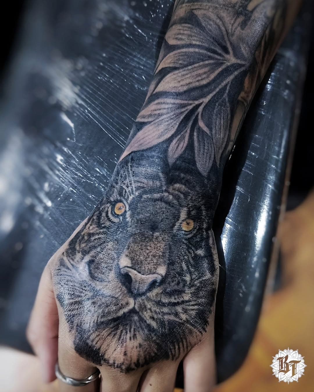 AGENDA ABERTA!
Arte realizada pelo mestre Bueno
Orçamentos e agendamentos
Link na Bio.
@buenotattoos

#tigre #tigretattoo #tattoomao #blackworkartist #tattoosorocaba #buenotattoos #buenotattoossorocaba