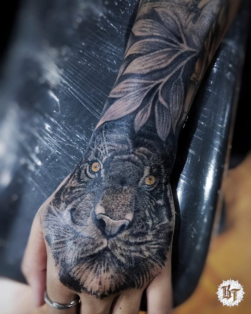 AGENDA ABERTA!
Arte realizada pelo mestre Bueno
Orçamentos e agendamentos
Link na Bio.
@buenotattoos

#tigre #tigretattoo #tattoomao #blackworkartist #tattoosorocaba #buenotattoos #buenotattoossorocaba