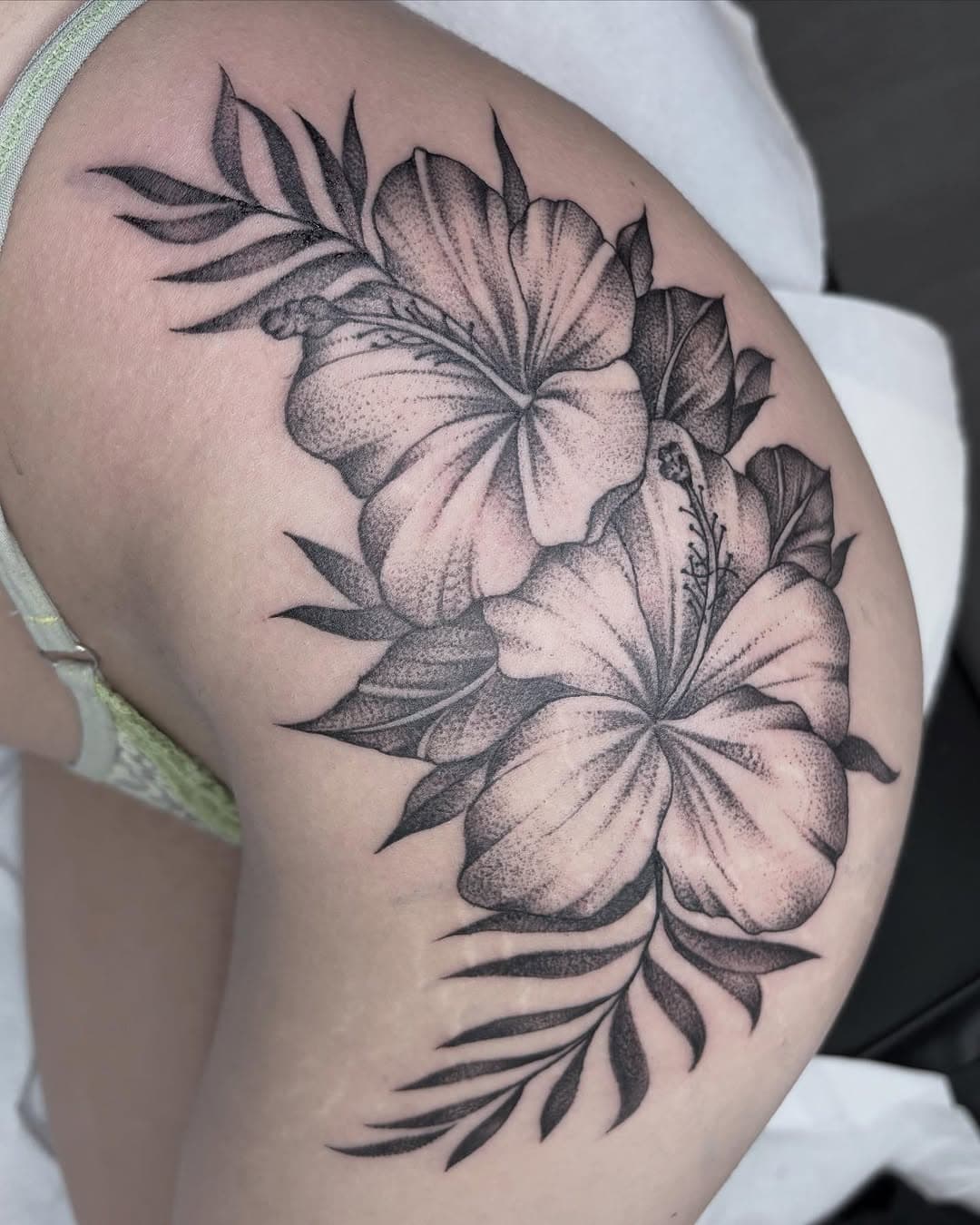 🌺Florecitas #hibiscus para la bella  @raquelltorresssss 🌺 en @el_salvador_tattoo #pinto #floraltattoo #finelinetattoo #dotworktattoo #peppershading