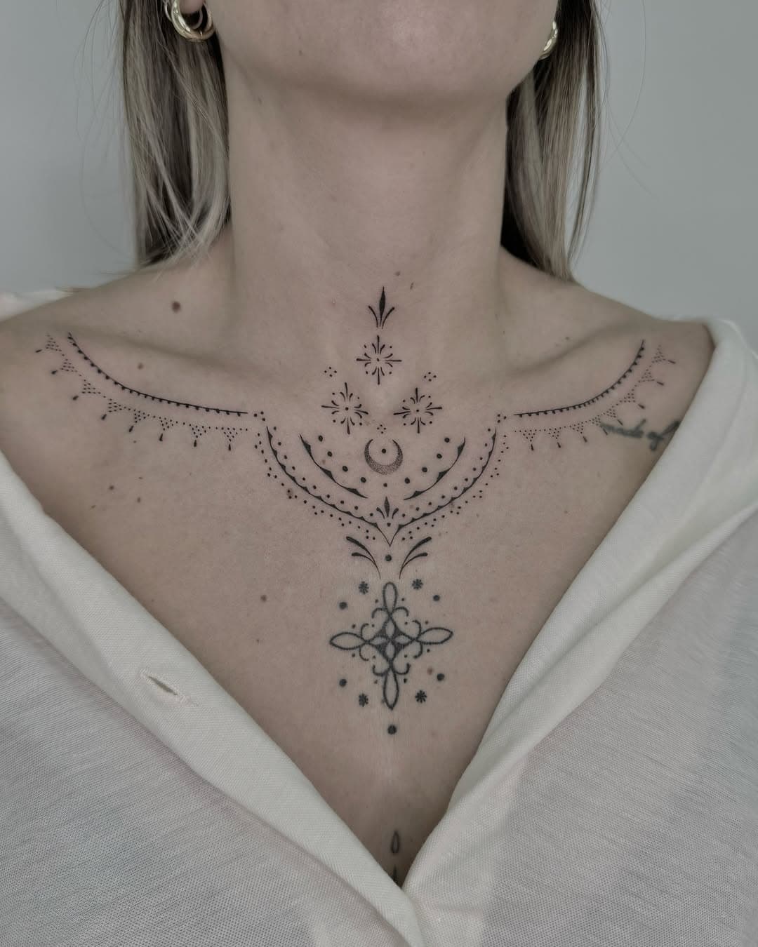 Envíaselo a un/a amiga/o al que le encanta este estilo y muere x uno!
Ornamental tattoo, sin duda uno de los trabajos que más me gusta hacer, disfruto tanto en el proceso de diseño, como en su elaboración! Le pongo mucho amor, obviamente como a todos mis trabajos🫶🏼 gracias a todas las personitas que confiáis en mí para dejarme hacer estas maravillas✨🙏🏼🫶🏼

@lydinktattoo
#ornaments #ornamental #ornamentaltattoo #design #tattooornamental #tatuajesconamor #tatuajesornamentales